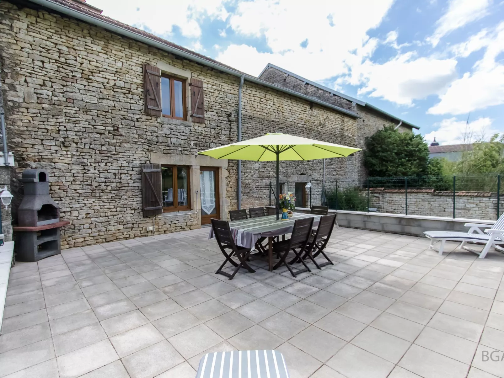 Steinhaus in ländlicher Umgebung mit Pool-Buiten