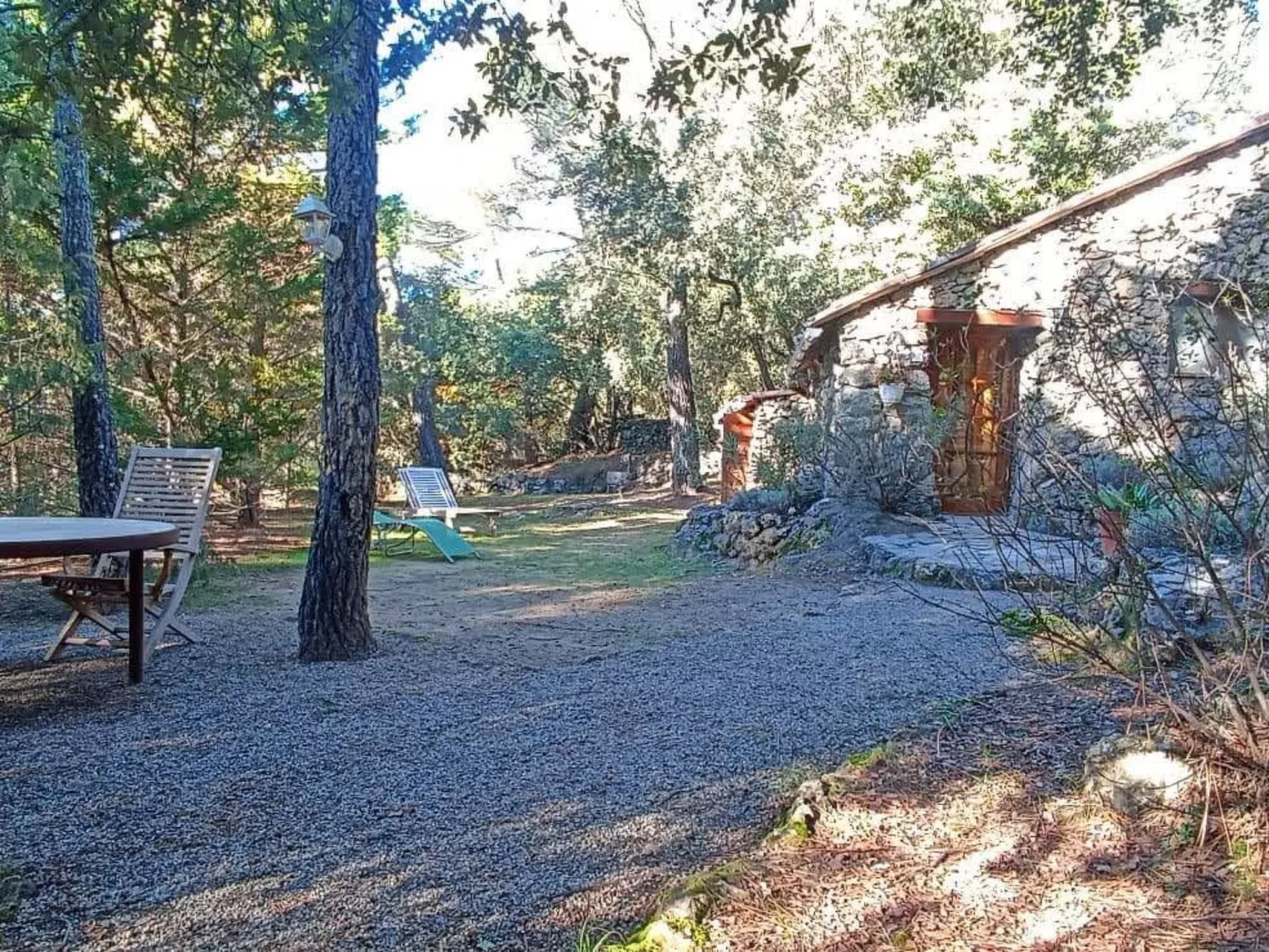 In Sillans-La-Cascade mit Garten-Buiten