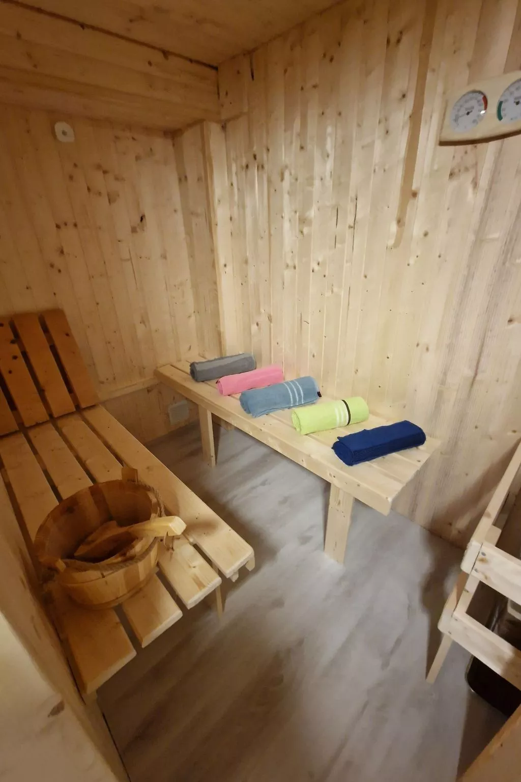 Le Chalet Sous Les Sapins, mit Swimmingpool, Sauna-Buiten