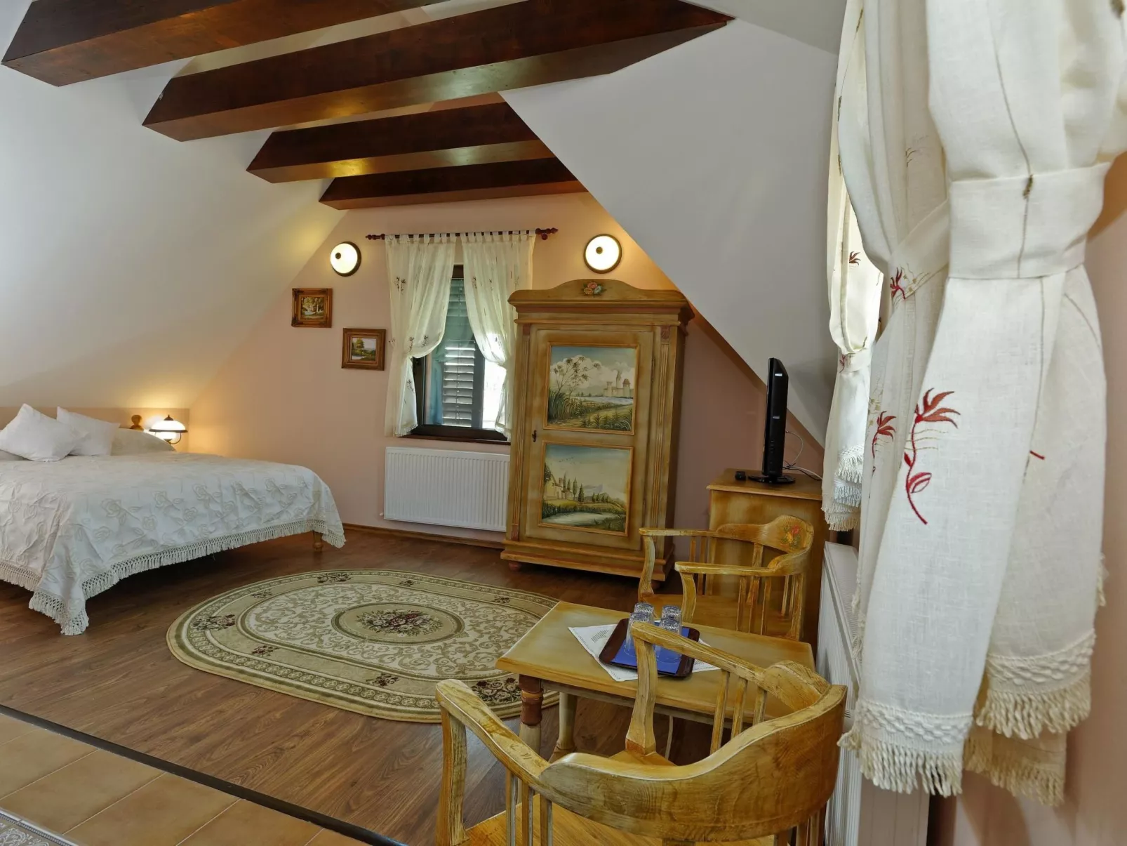 Kürzlich in eine Ferienvilla konvertiertes (2010), umfriedetes Haus aus der Sac-Binnen