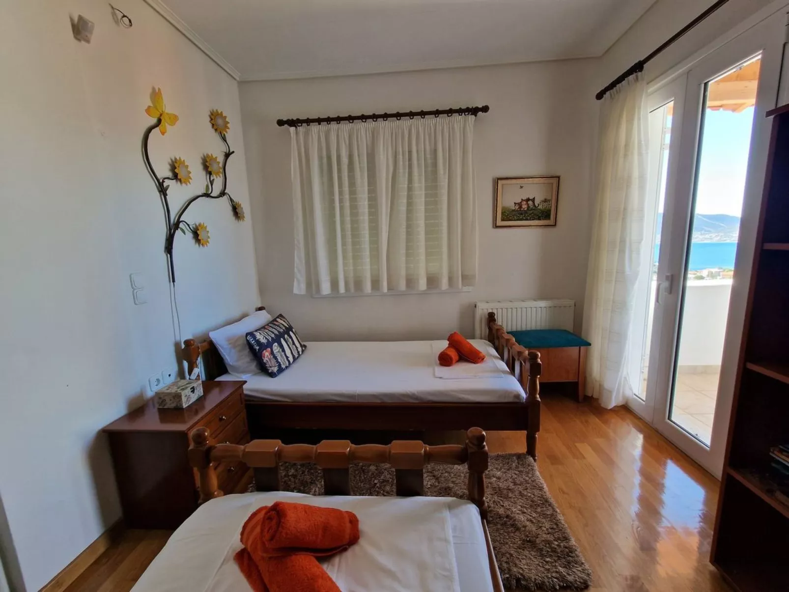 Vollständig umschlossene und großzügig angelegte dreistöckige Ferienvilla mit f-Binnen