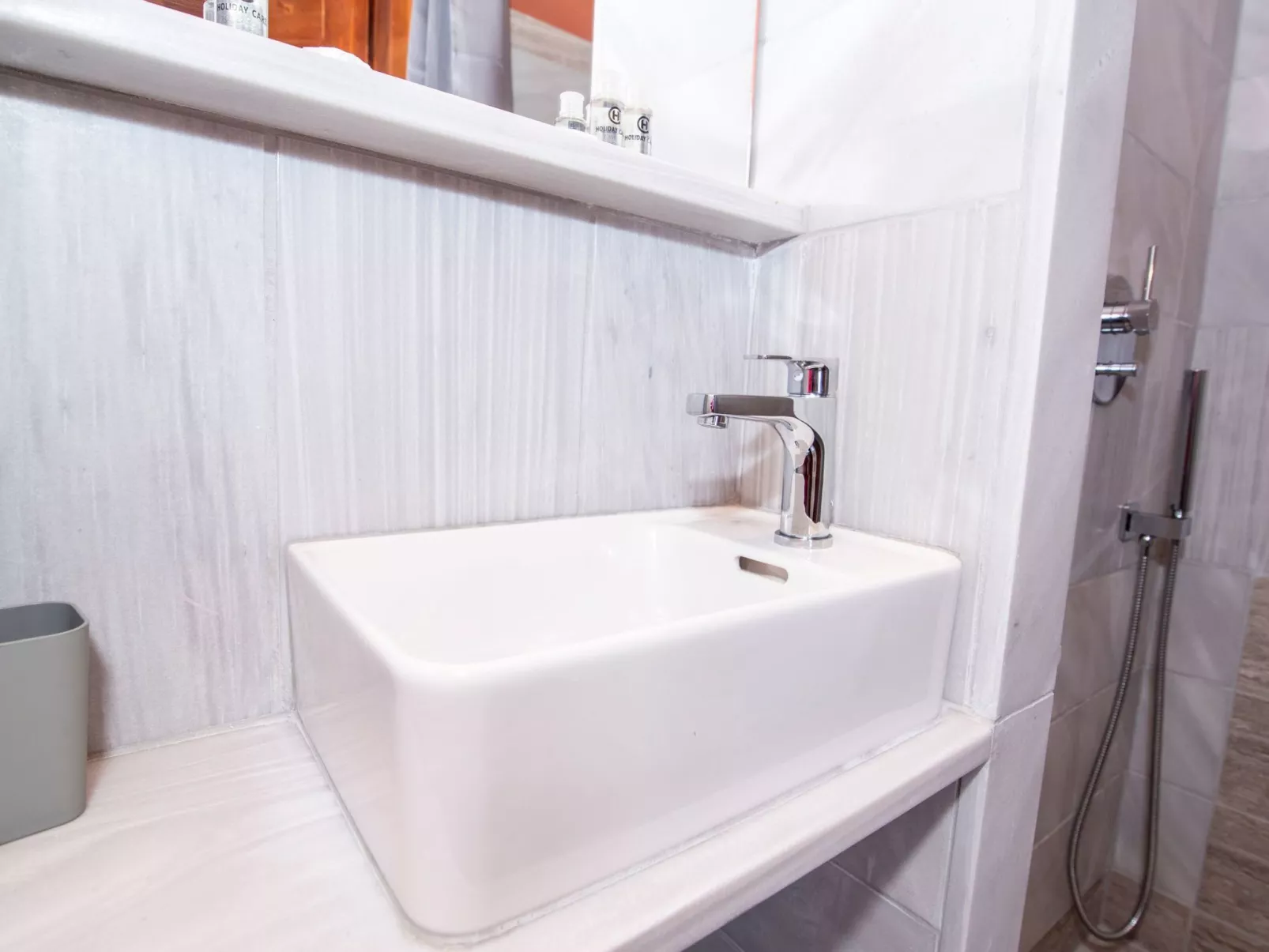 "Goulas" mit Blick auf das Wasser-Binnen