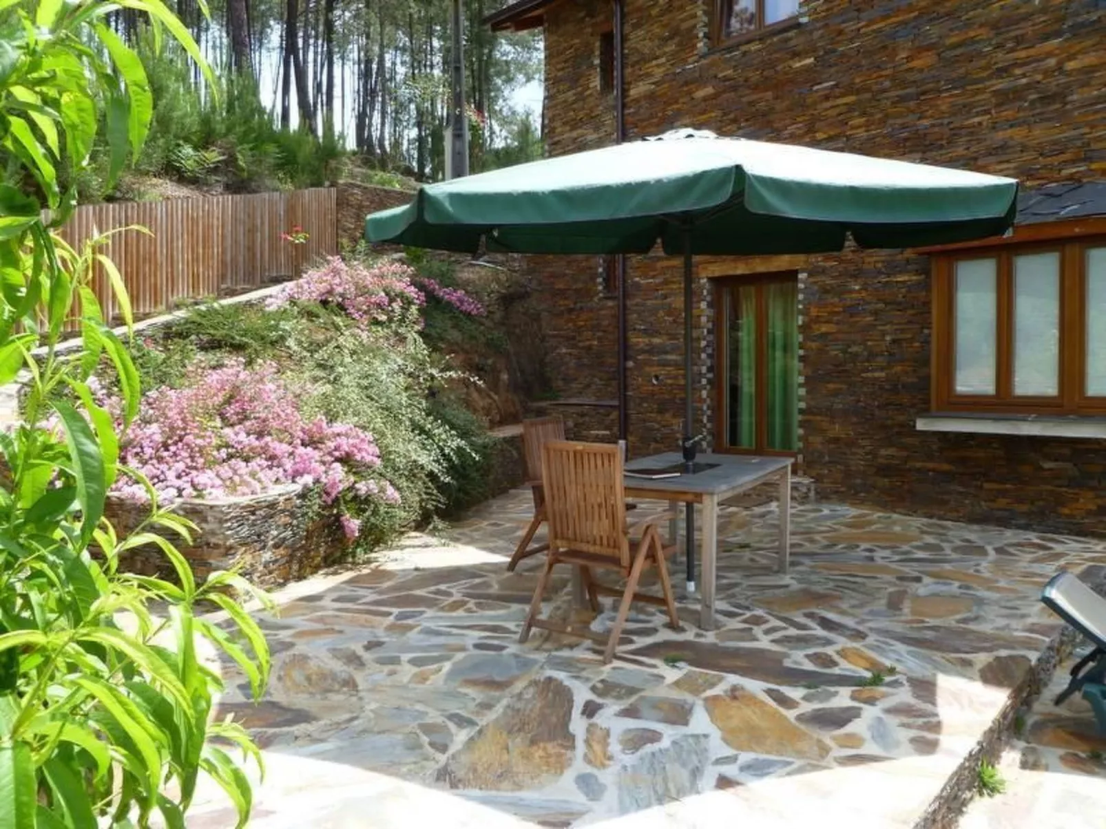 Mit Sonnenterrasse und großem Garten-Buiten