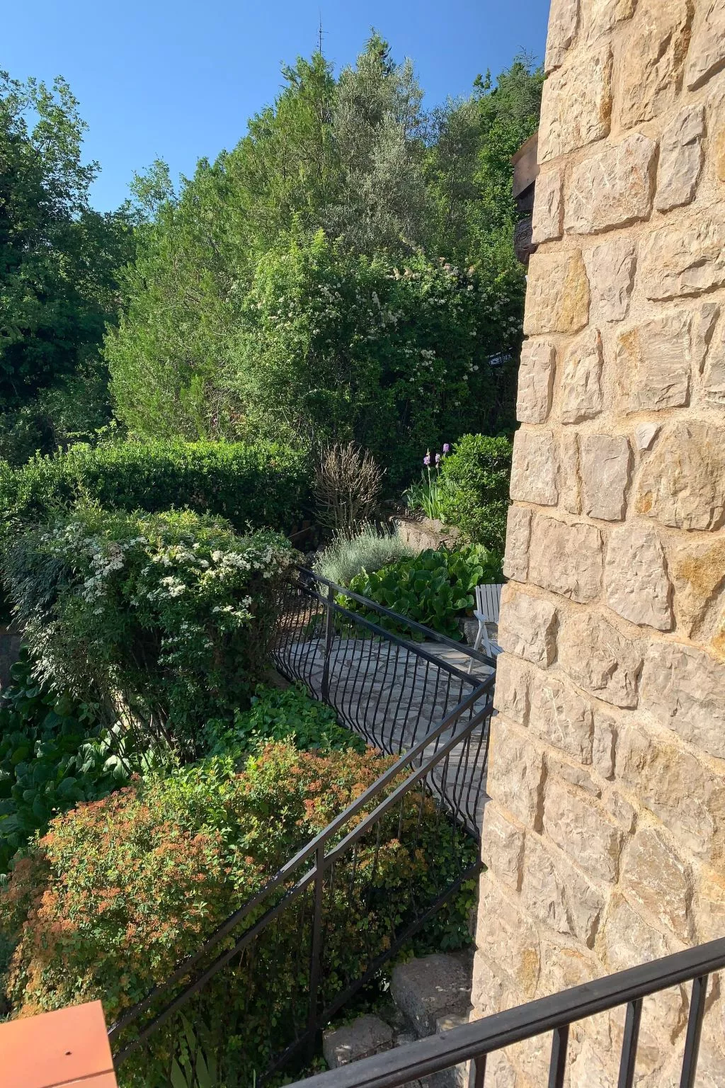 Steinhaus Garten und Blick auf die Berge-Buiten