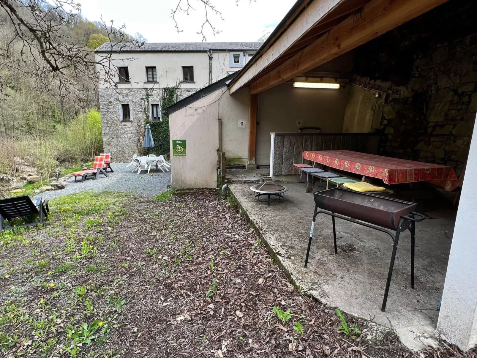 Wassermühle am Fluss-Buiten