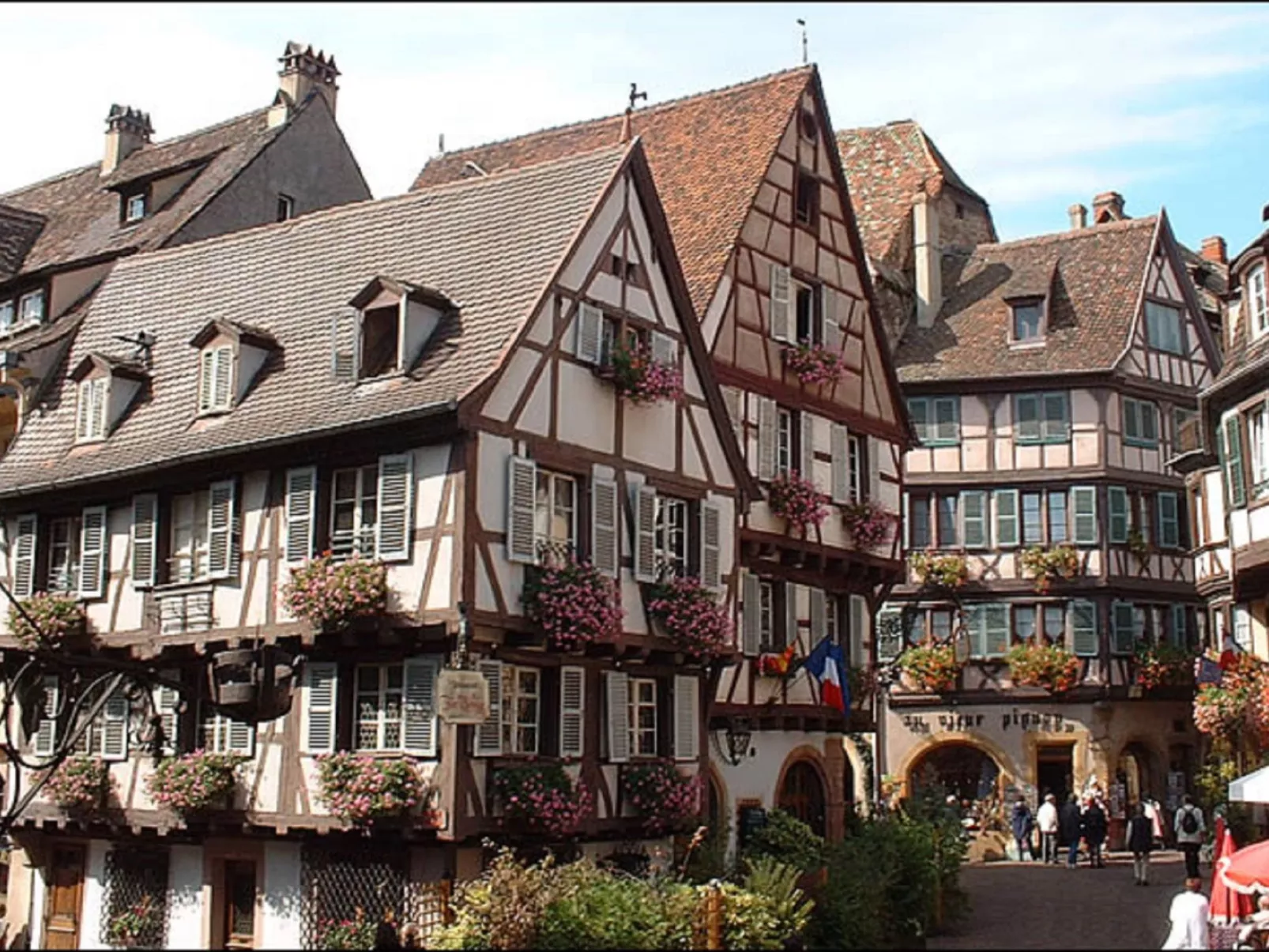 Mit zwei Garagenstellplätzen-Buiten