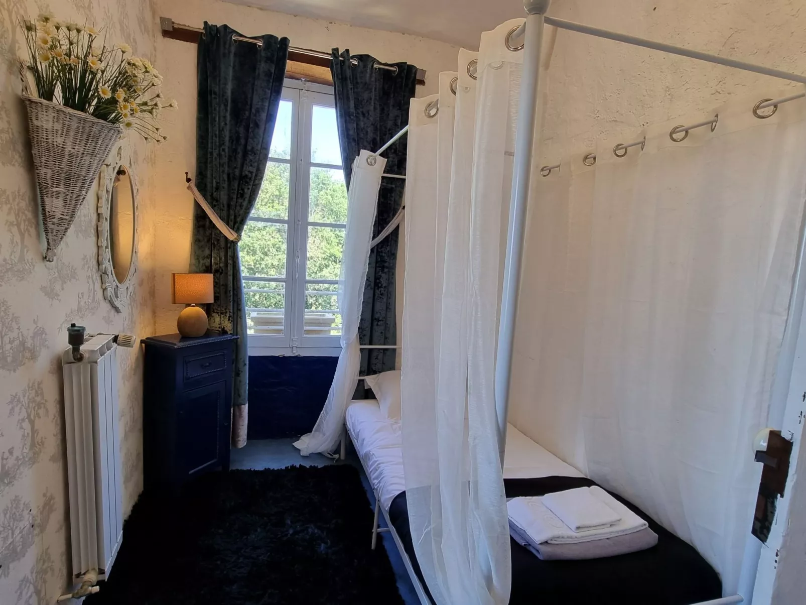 8-Zimmer-Schloss mit Pool und eigenem Park-Image-tags.info