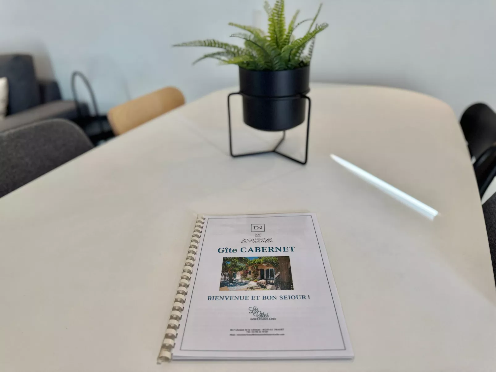 Im Herzen eines Weinguts, schattige Terrasse mit Meerblick, Pool - Binnen