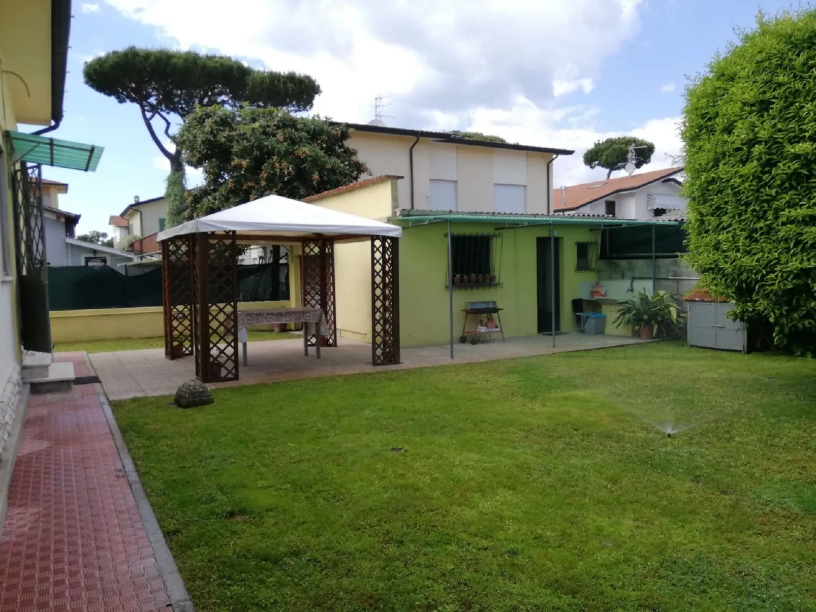 Ferienvilla mit Garten, Grill und Terrasse-Buiten