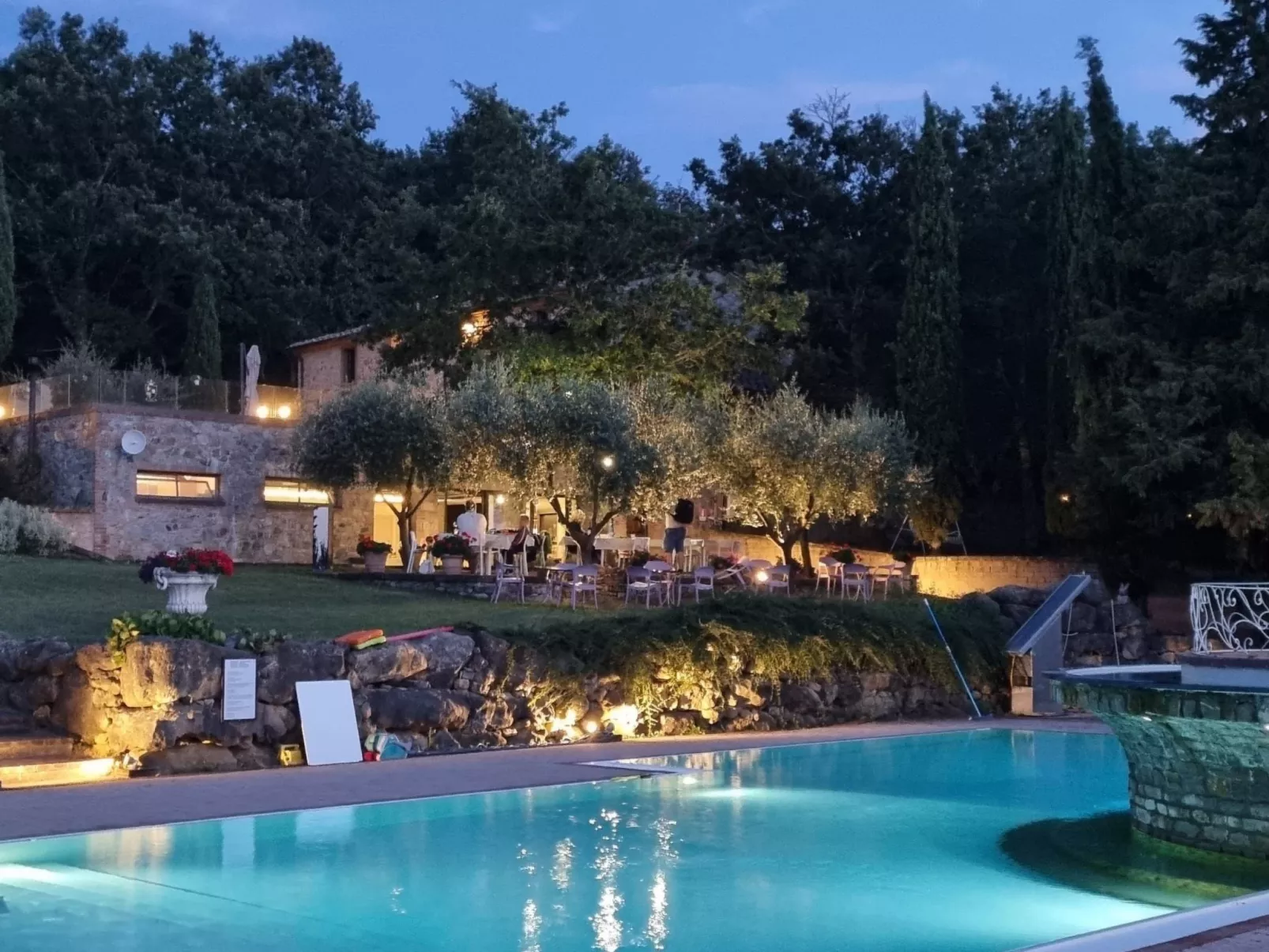 Für 10 Personen und 4 Kinder in Chianni, Toskana (Provinz Pisa)-Buiten