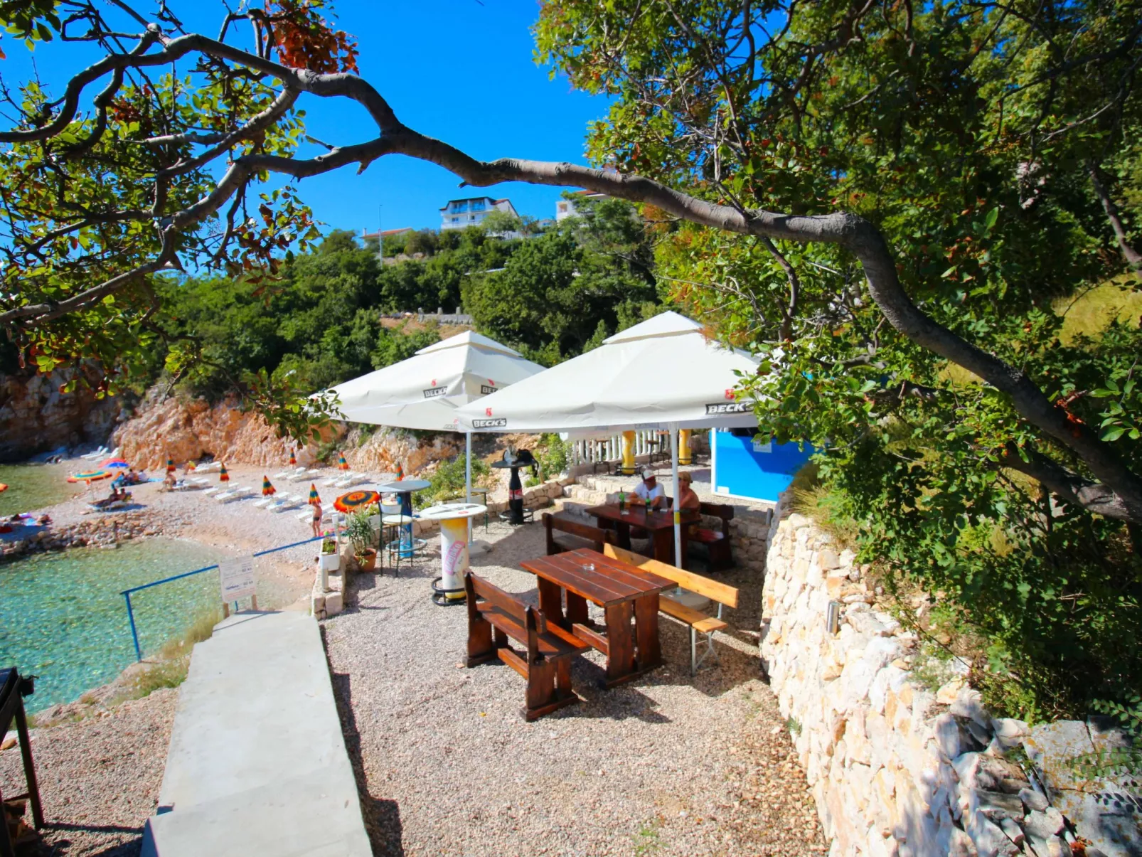Am schönen Kieselstrand.-Buiten