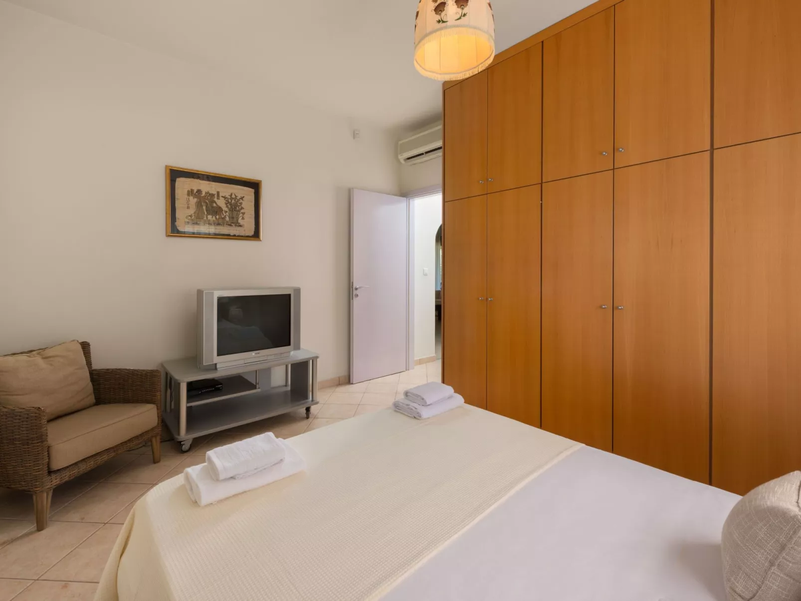 In Sgourou mit Parkplatz, Blick ins Grüne-Binnen