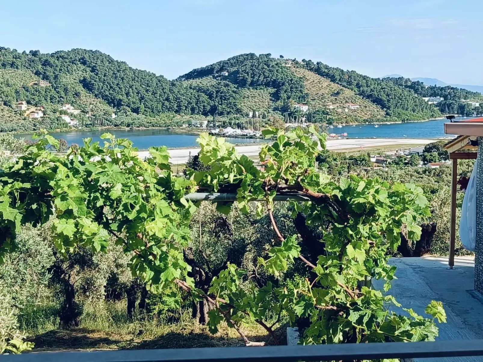 Berge und die ikonische Landebahn des Flughafens Skiathos-Image-tags.info