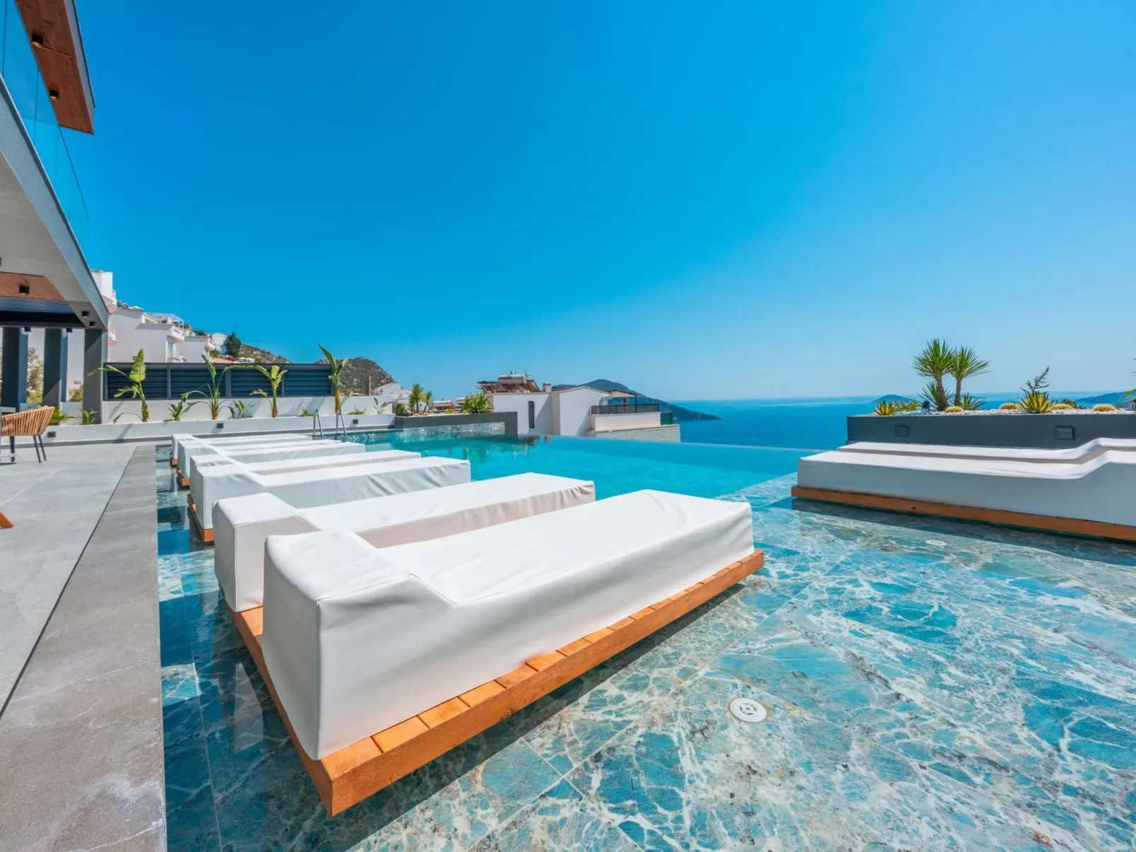 Designvilla mit Pool und spektakulärer Aussicht-Binnen