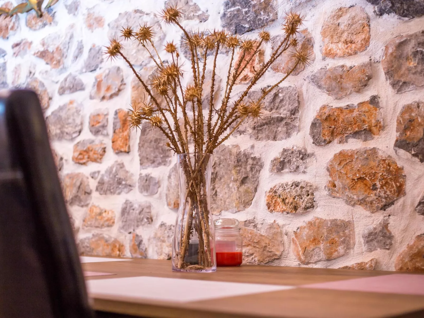 Schöne Steinvilla im Wald-Binnen