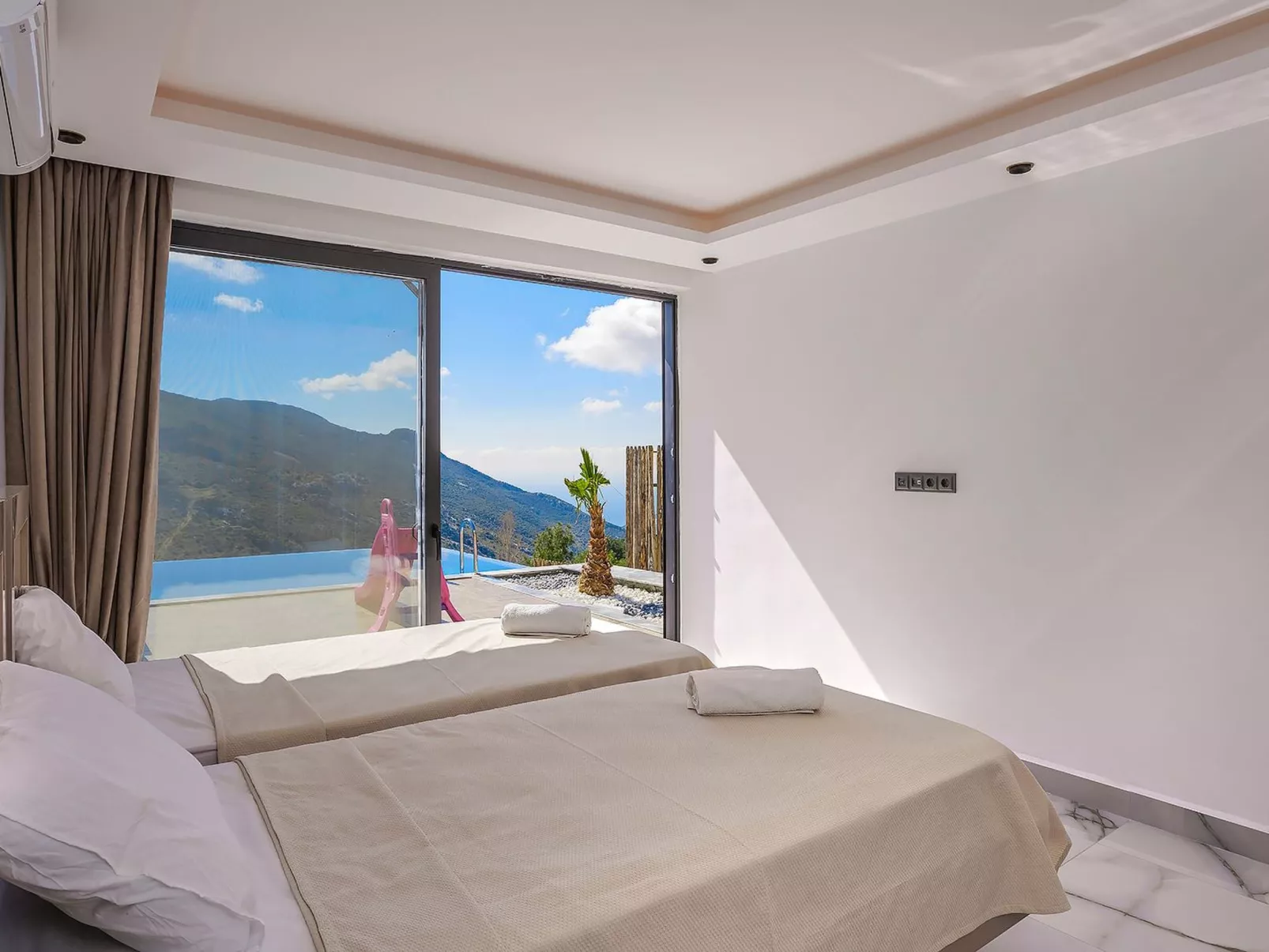 Schöne Villa mit Pool, Blick auf Meer und Tal-Image-tags.info