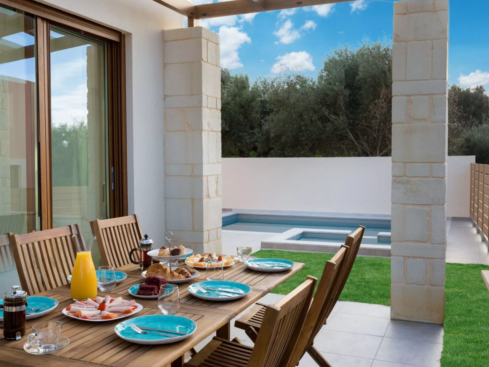 Haus in Agia Marina mit Außenpool-Buiten