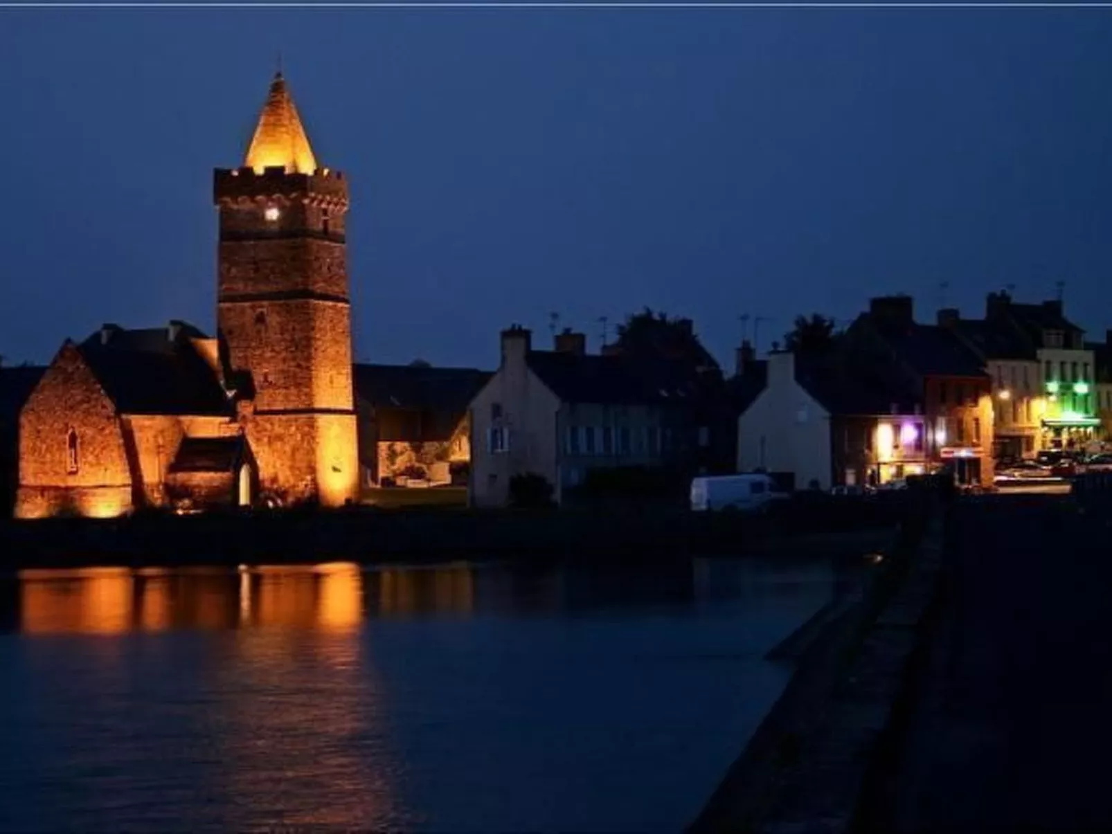 Charmantes Holzhaus in einer grünen Umgebung-Buiten