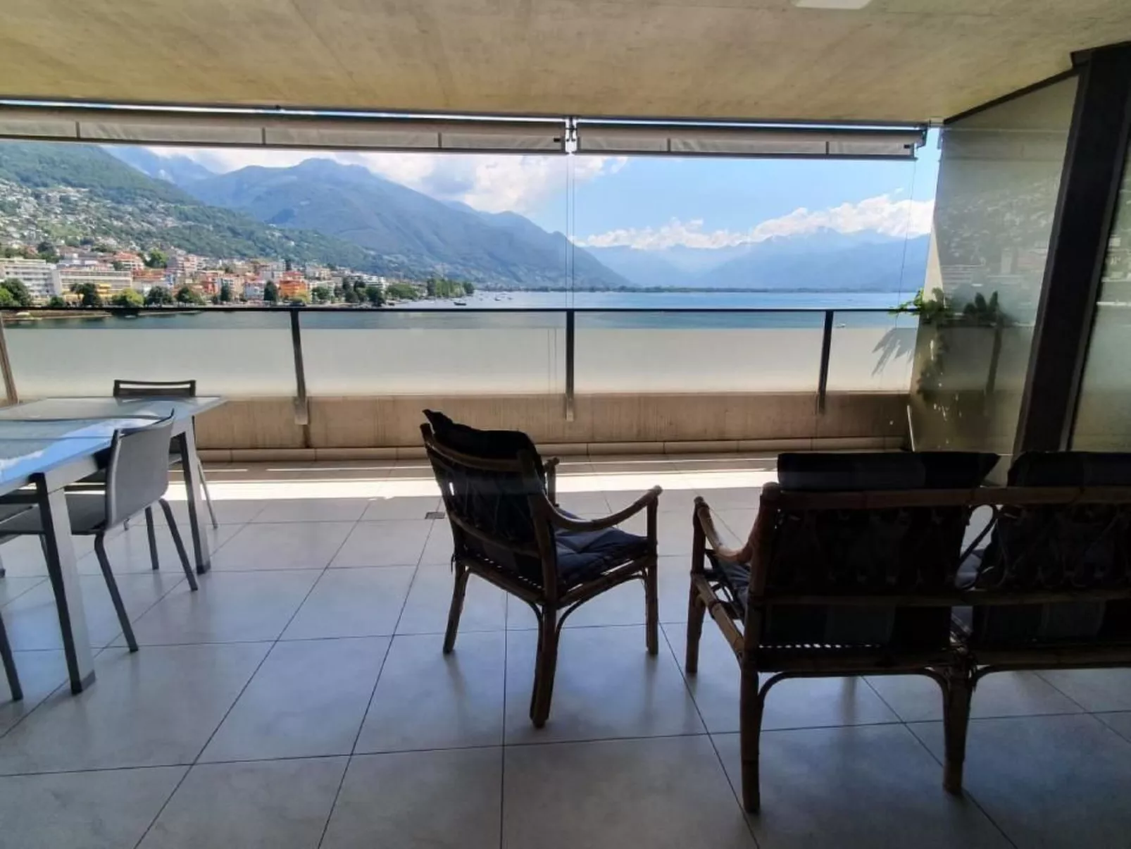 Modern mit atemberaubendem Seeblick Apt 406-Image-tags.info