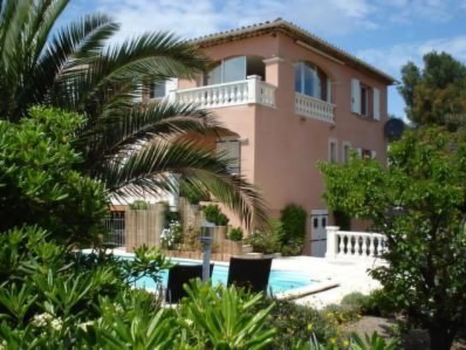 Schöne Ferienwohnung mit Meerblick und Pool-Buiten