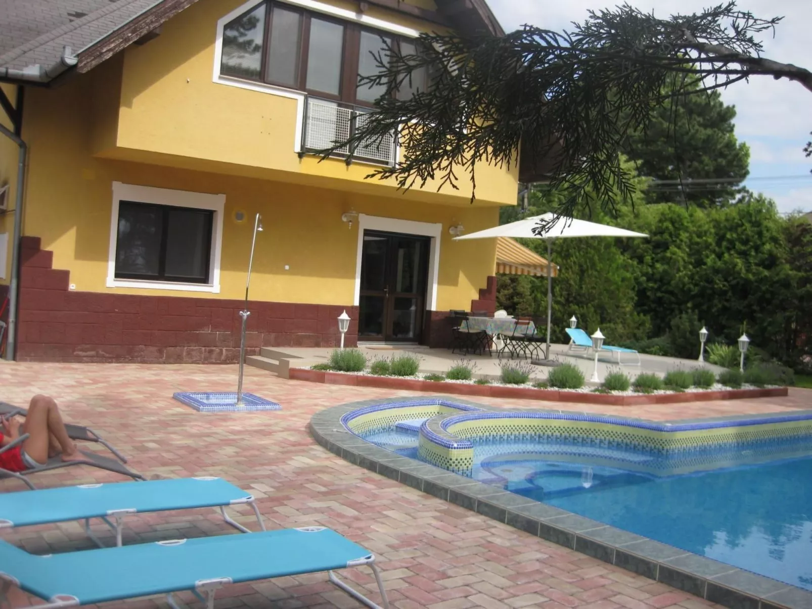 Hannabella mit gemeinschaftlichem Pool-Buiten