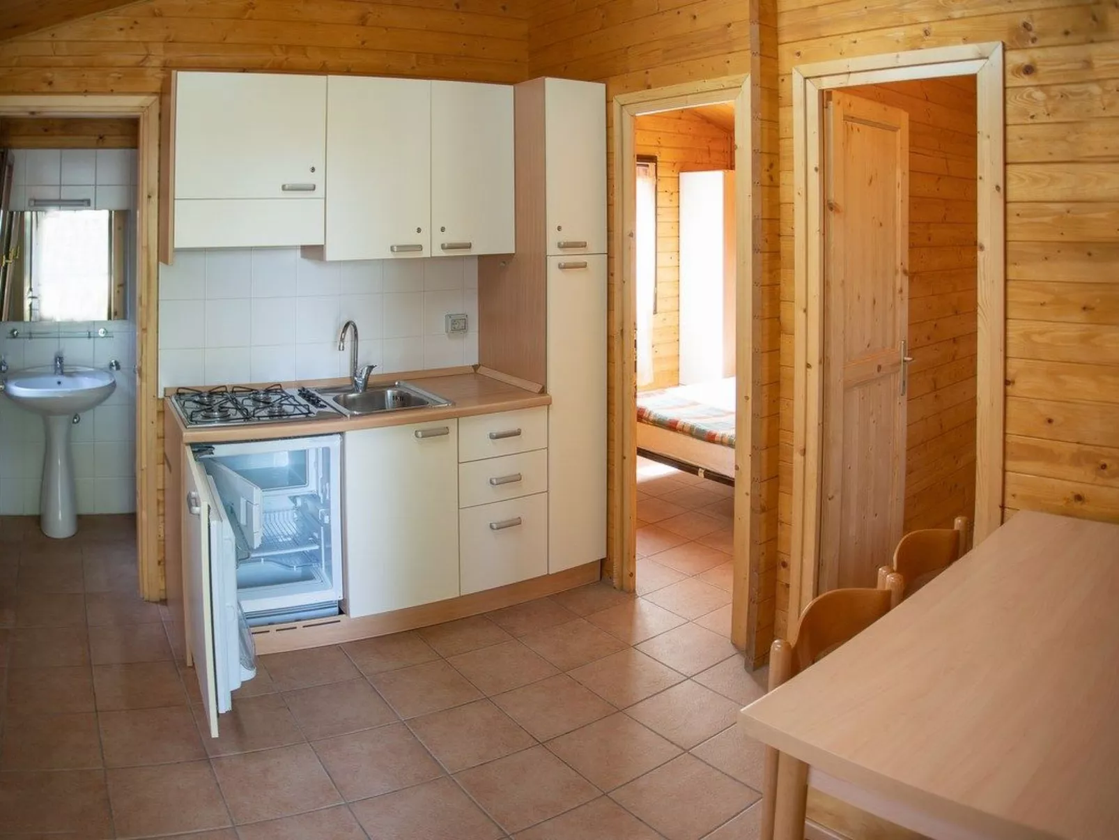 Bungalow aus Holz mit Veranda und nah am Strand.-Binnen