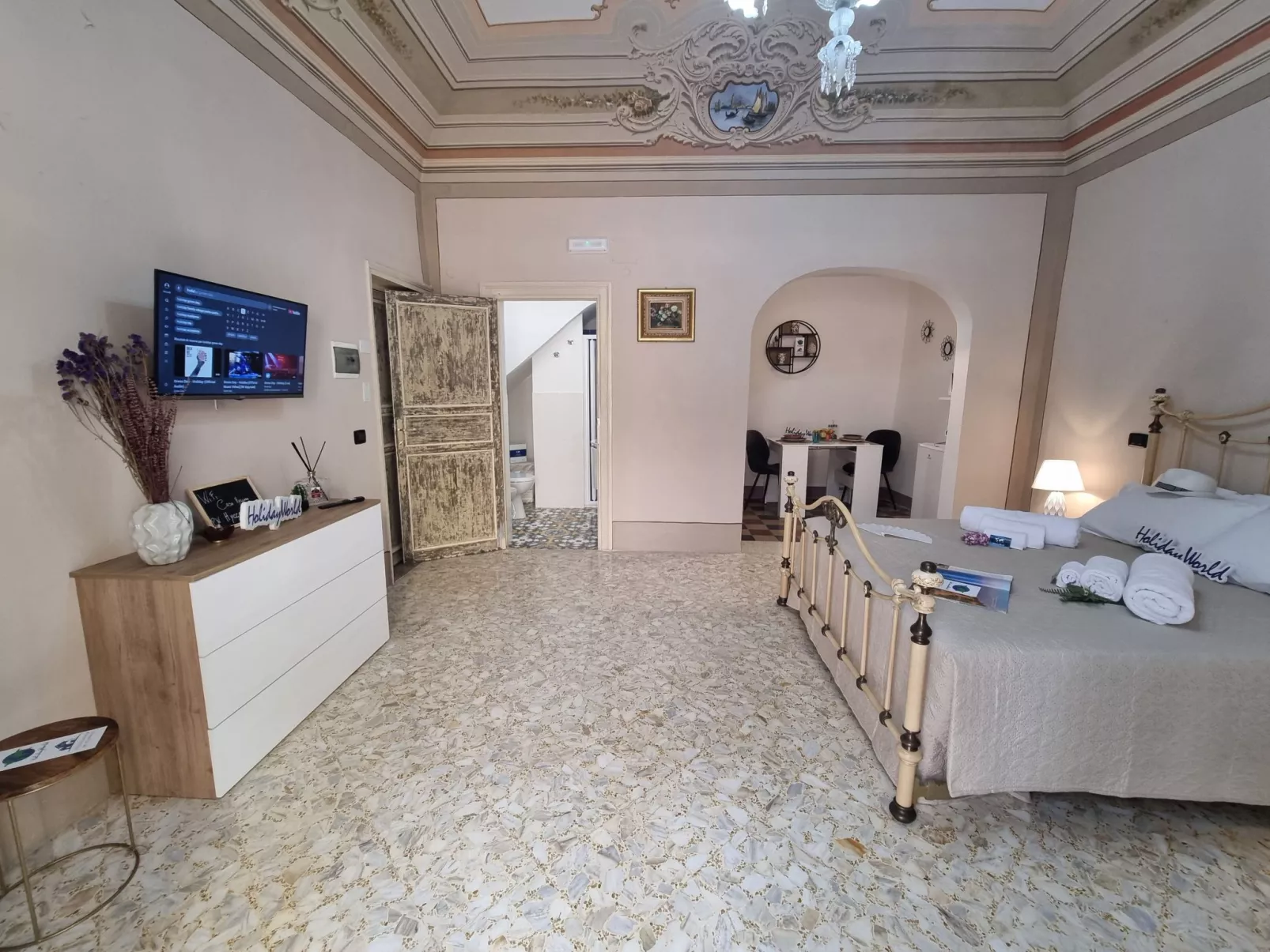 Donna Elisa von Holiday World-Image-tags.info