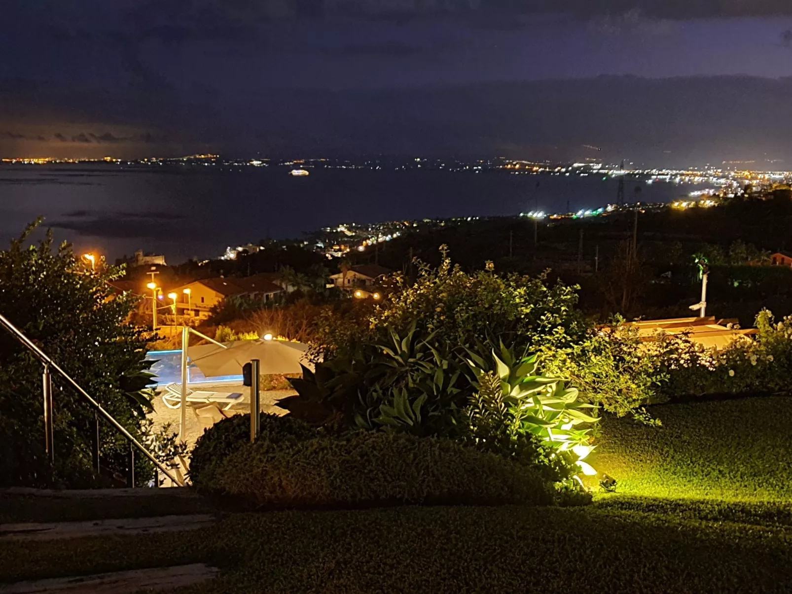 Zyklopenhaus. Erstaunliche Aussicht und privates Mini-Spa-Image-tags.info