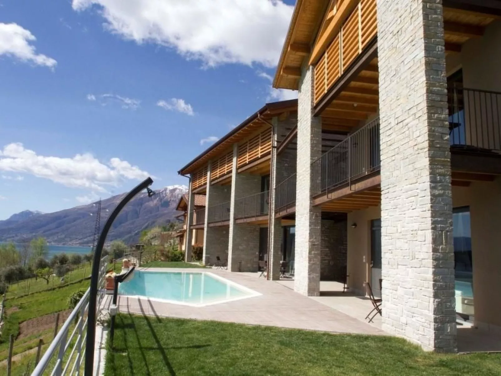 Wohnung mit Schwimmbad und fantastischem Seeblick-Buiten