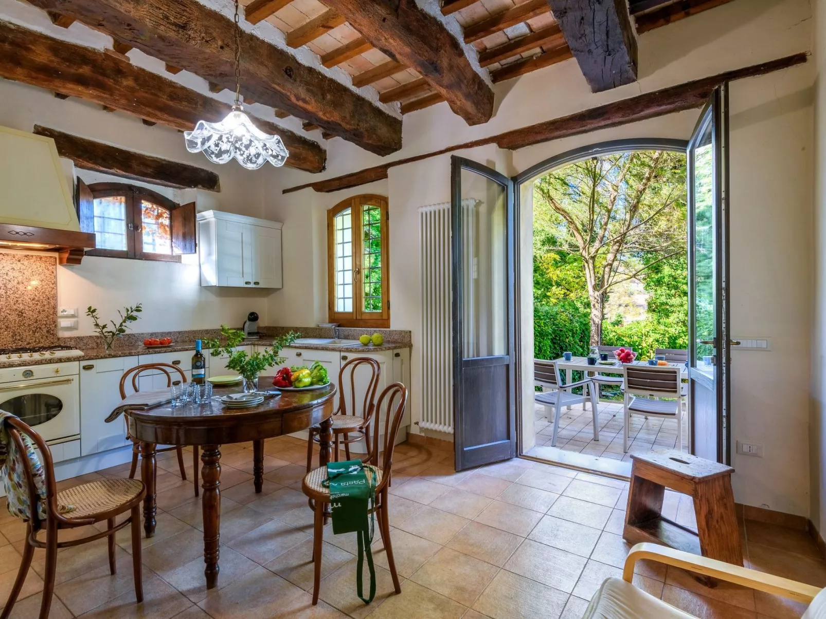 Licht unter den Buchen, Marche Urlaub, privater Pool-Binnen