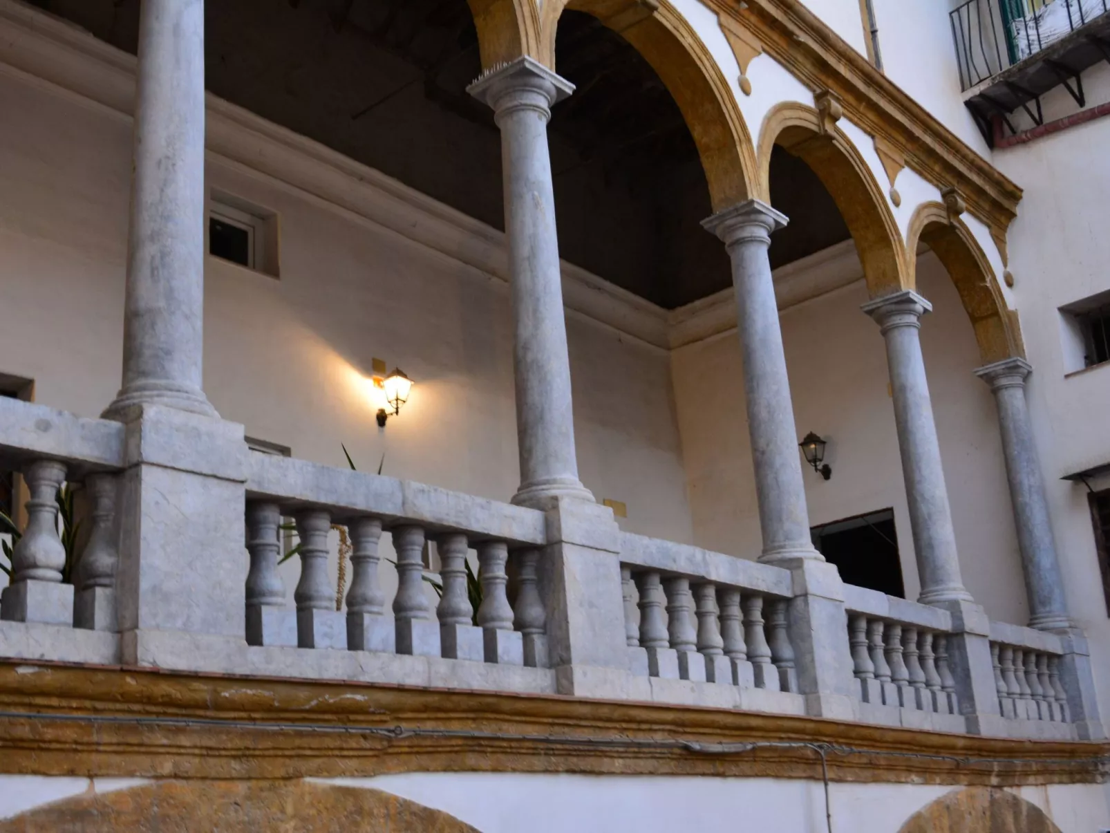 Mit Privatparkplatz-Buiten