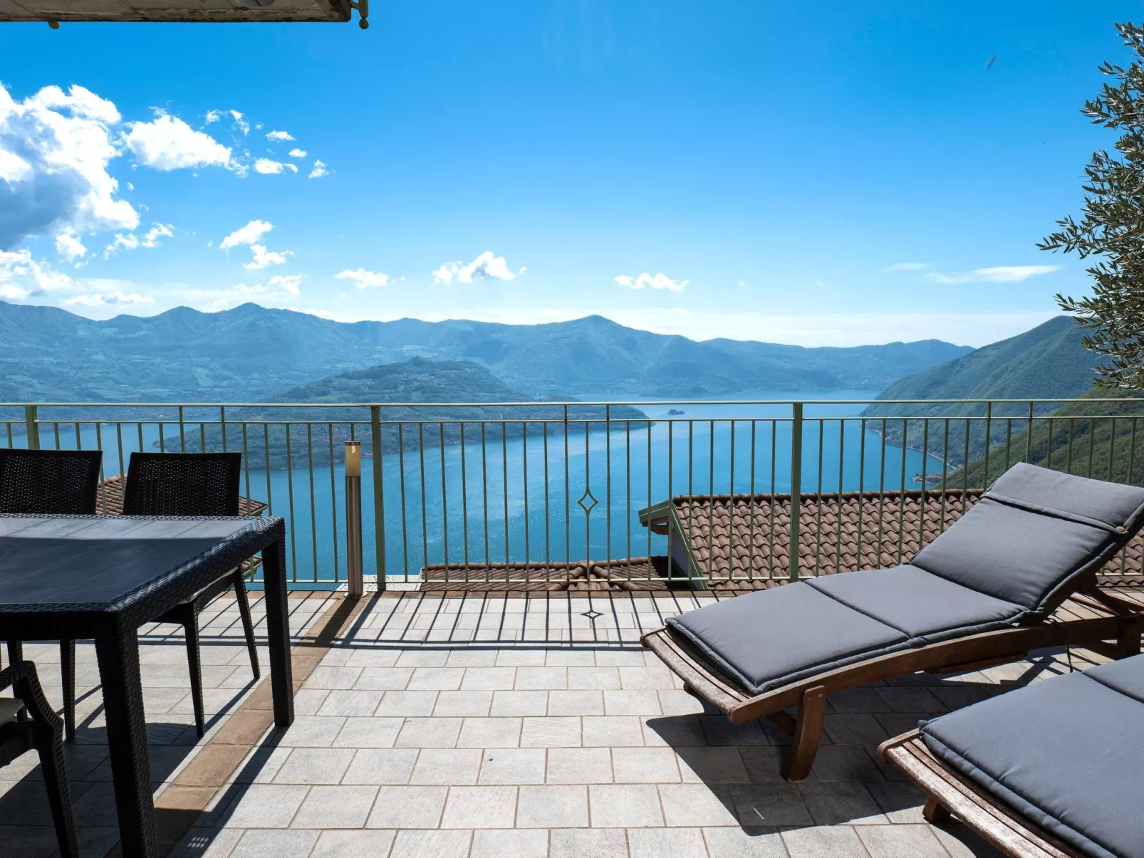Mantegna - garten mit seeblick und schwimmbad-Buiten