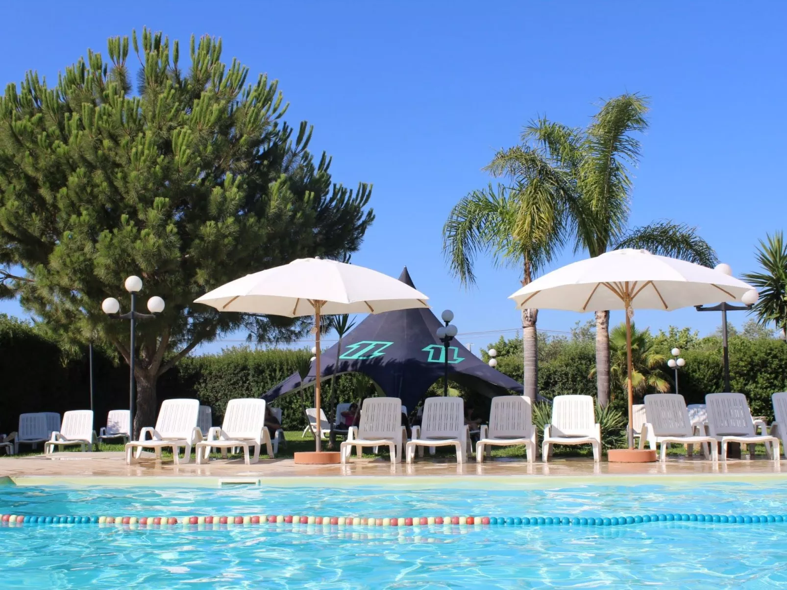 Angenehme Wohnung mit Terrasse, Schwimmbad-Buiten