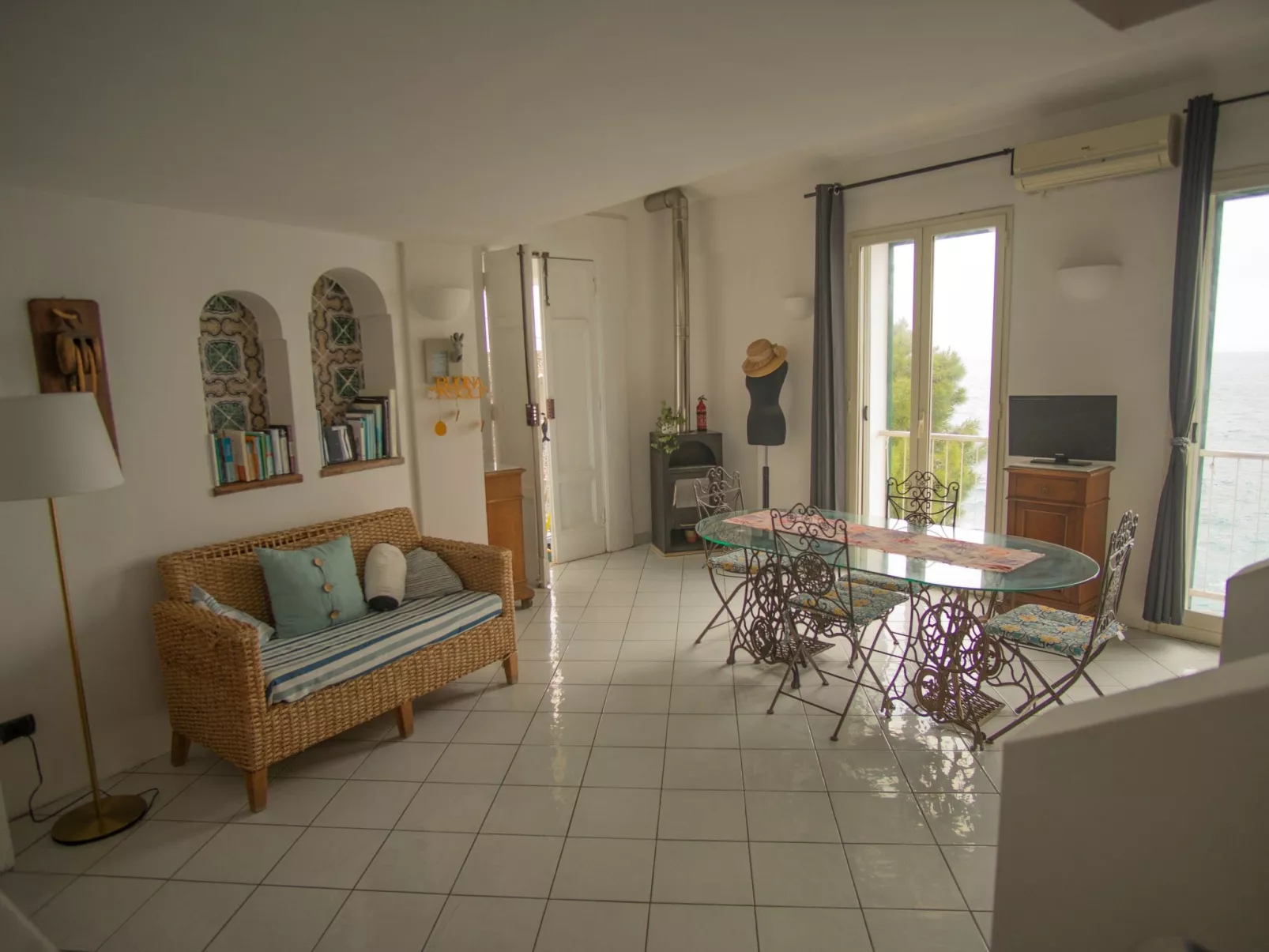 Villa auf einer natürlichen Klippe mit Blick auf das Meer, nur wenige Schritte-Binnen