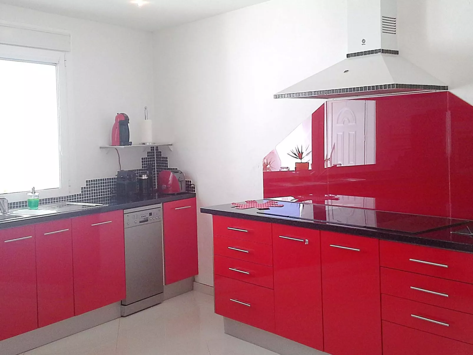 Sonniges Ferienhaus mit Grill, Garten und Pool-Binnen