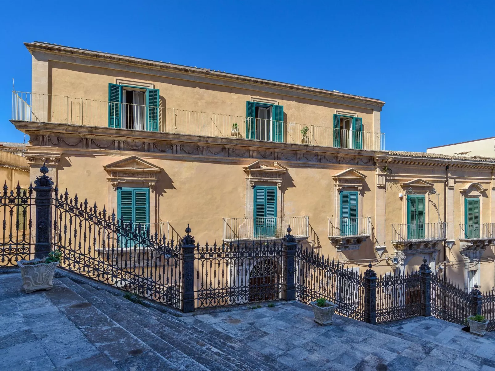 Großes Appartement in Ragusa mit Kleinem Balkon-Buiten