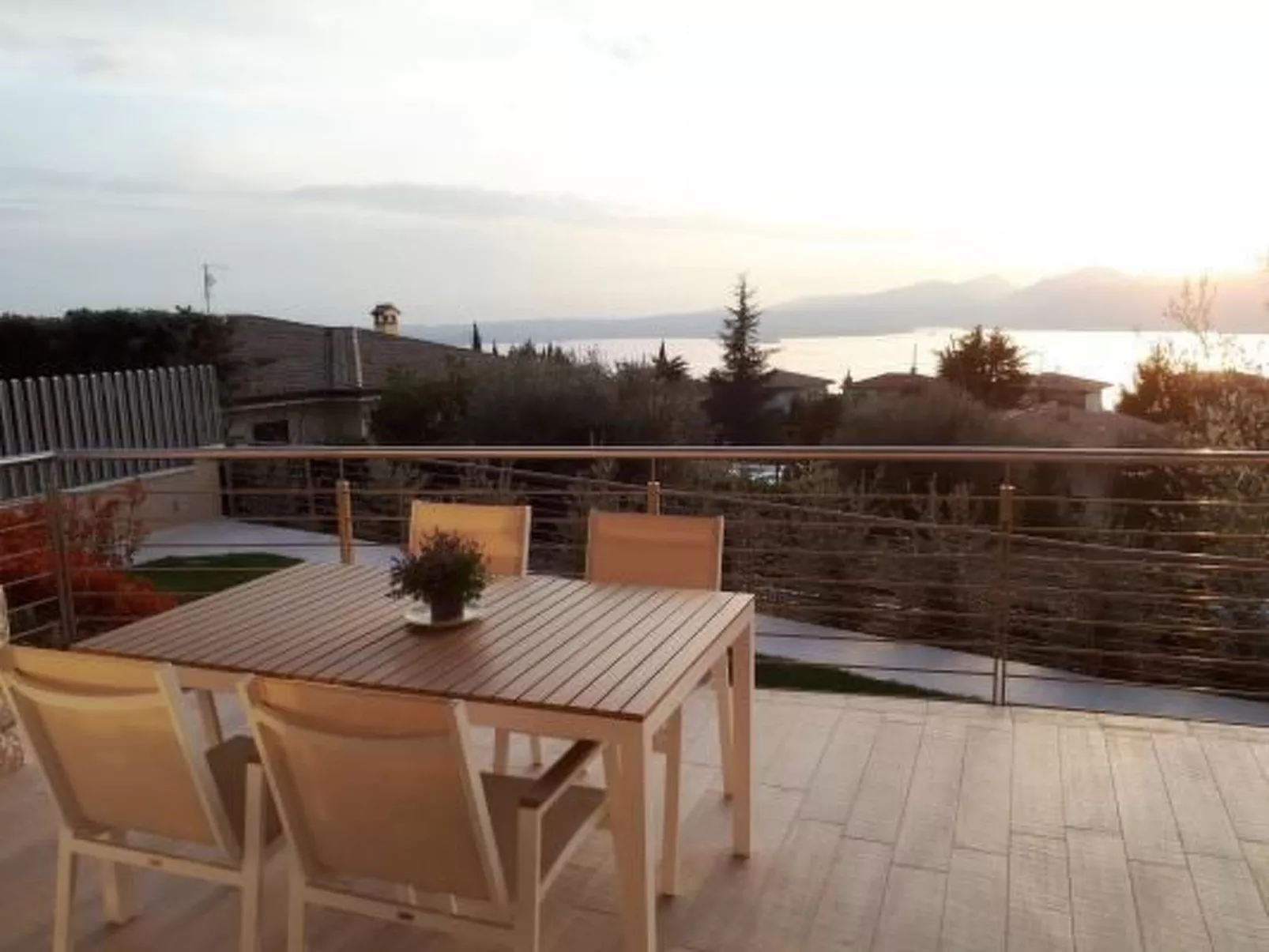 Flacher Sonnenuntergang-Buiten