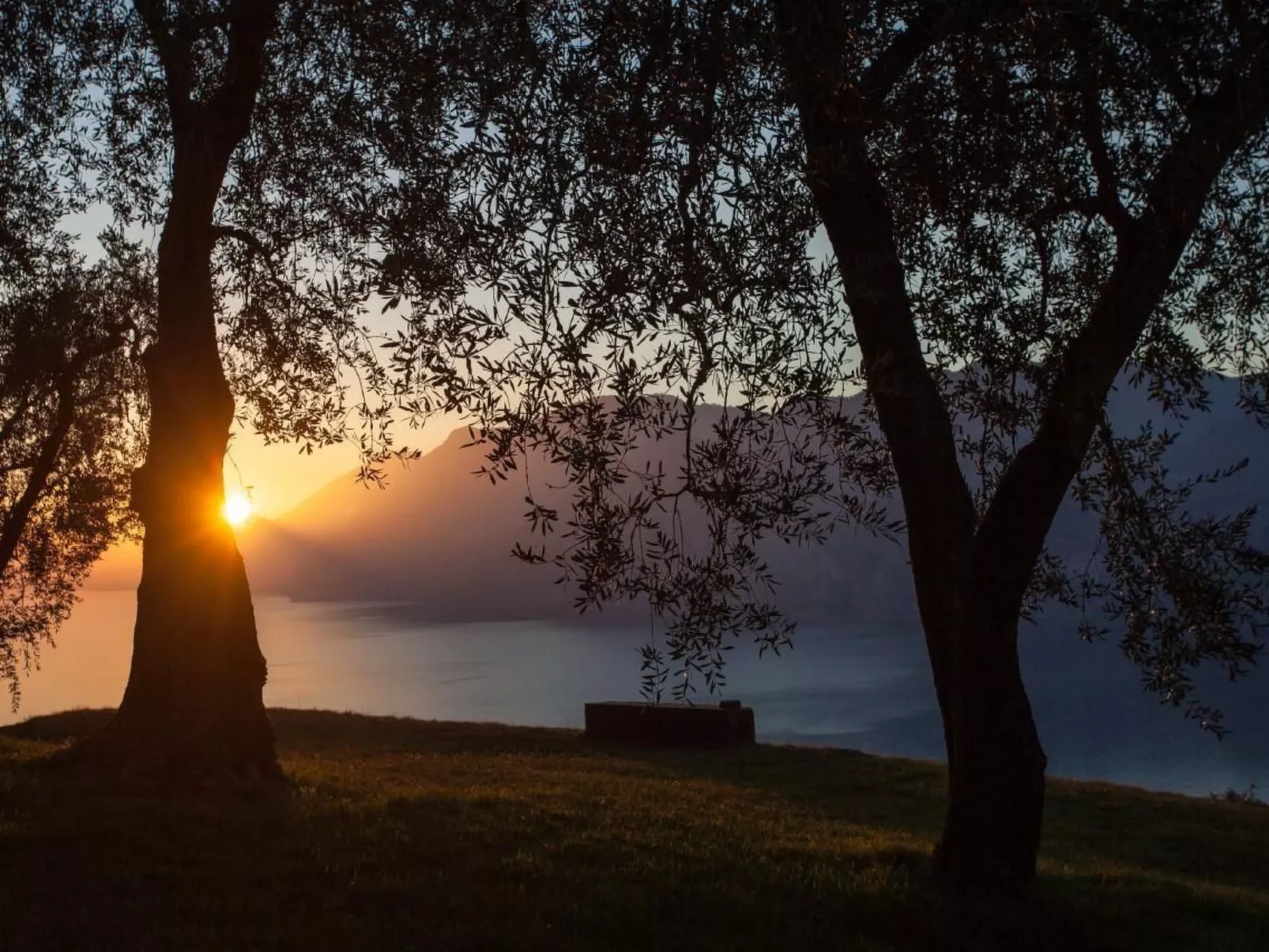 Rustiko-Landhaus mit Infinity-Pool und Seeblick-Buiten