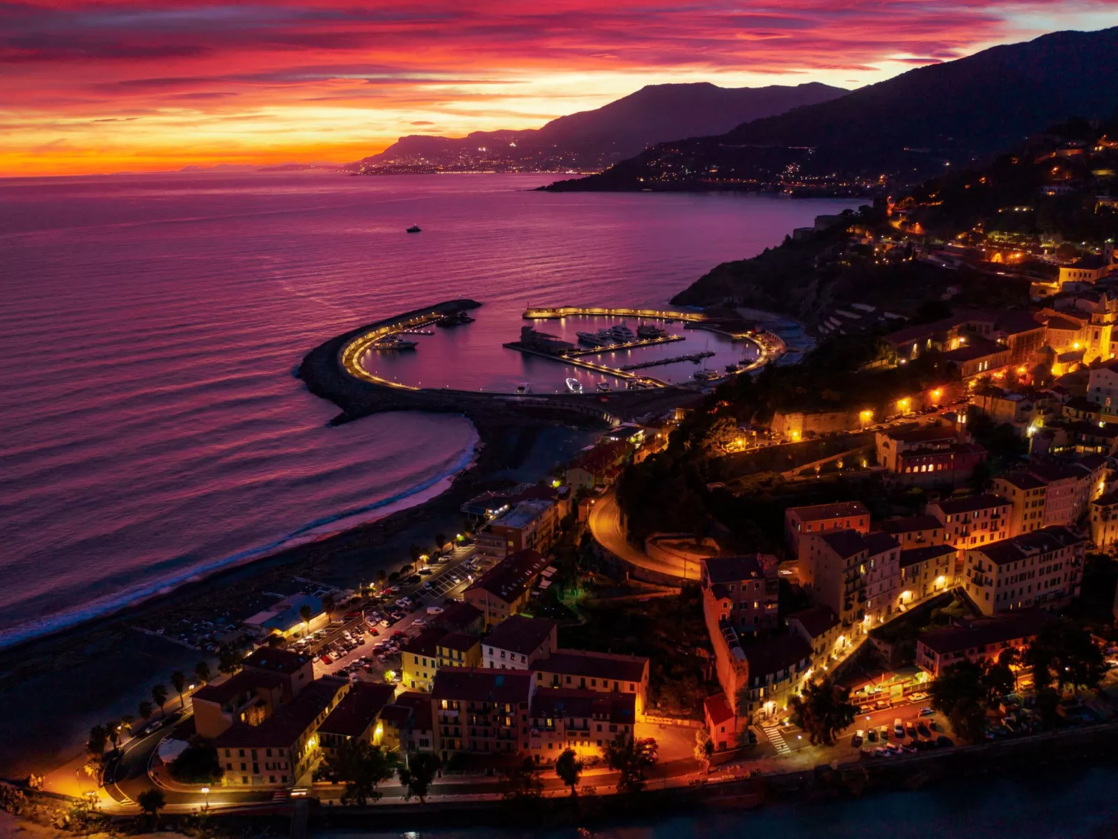 'Medieval House' mit Terrasse-Buiten