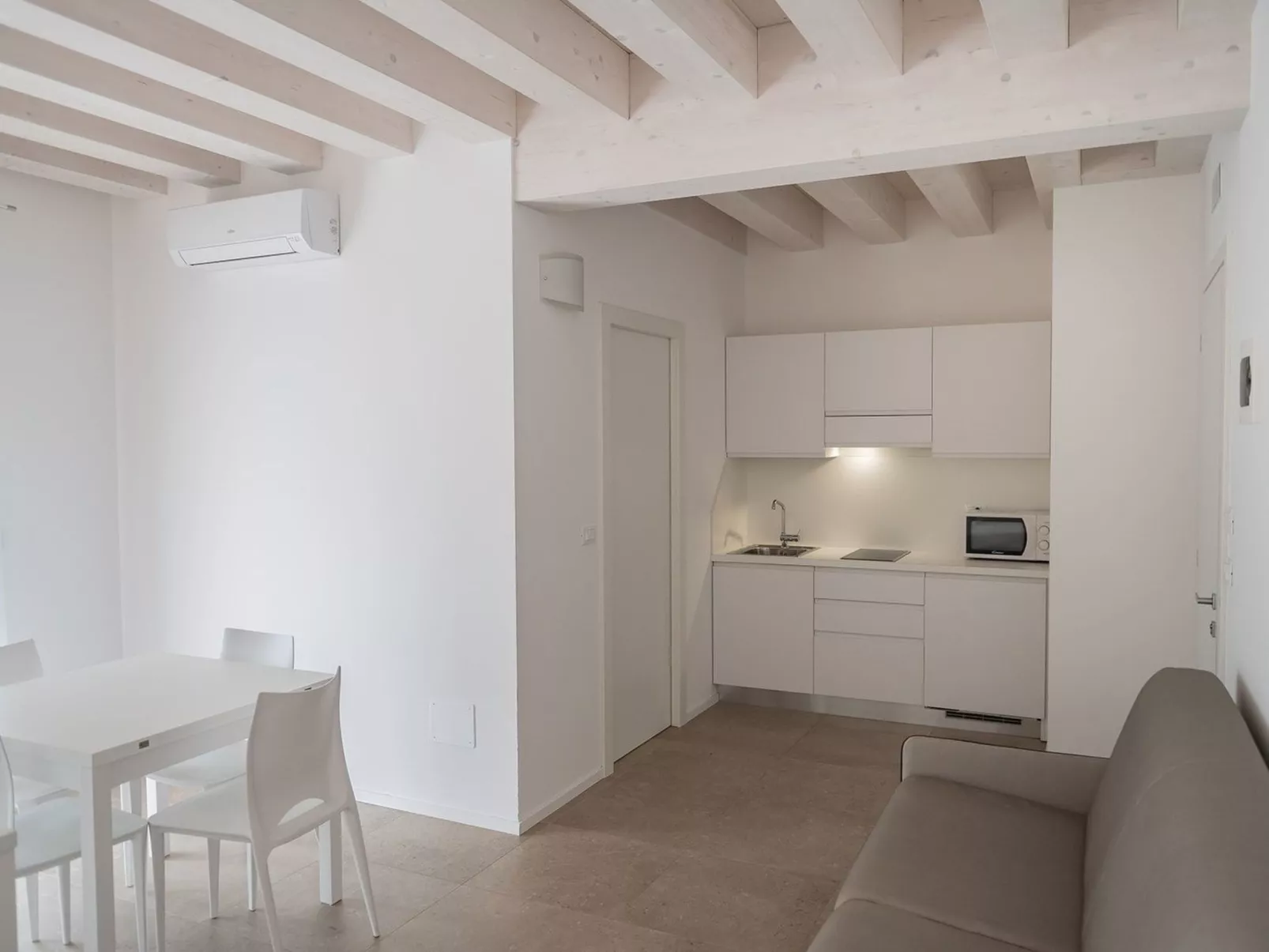 Einzimmerwohnung mit Balkon und Frühstück