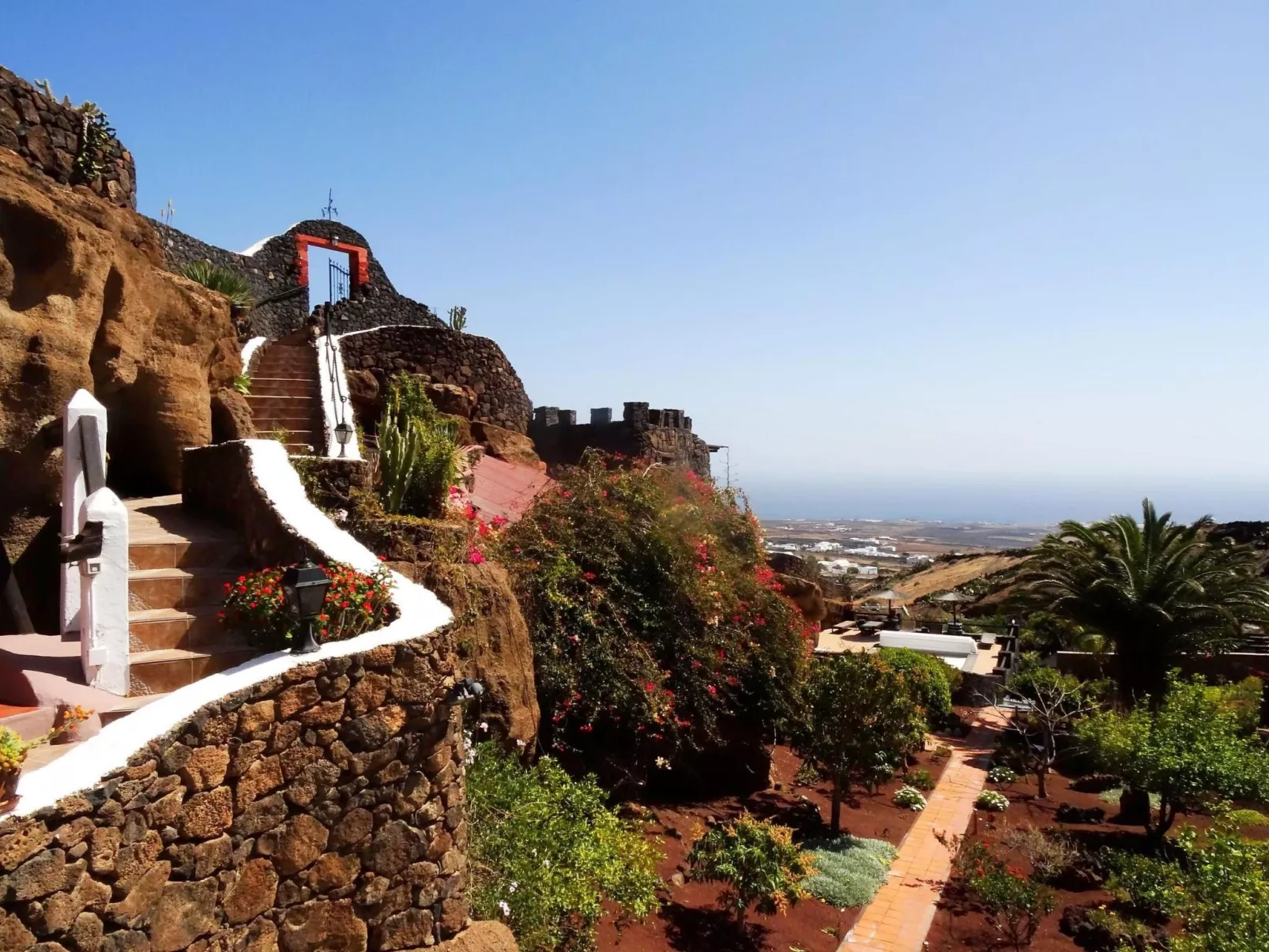Schlafen in einer vulkanischen Höhle-Buiten