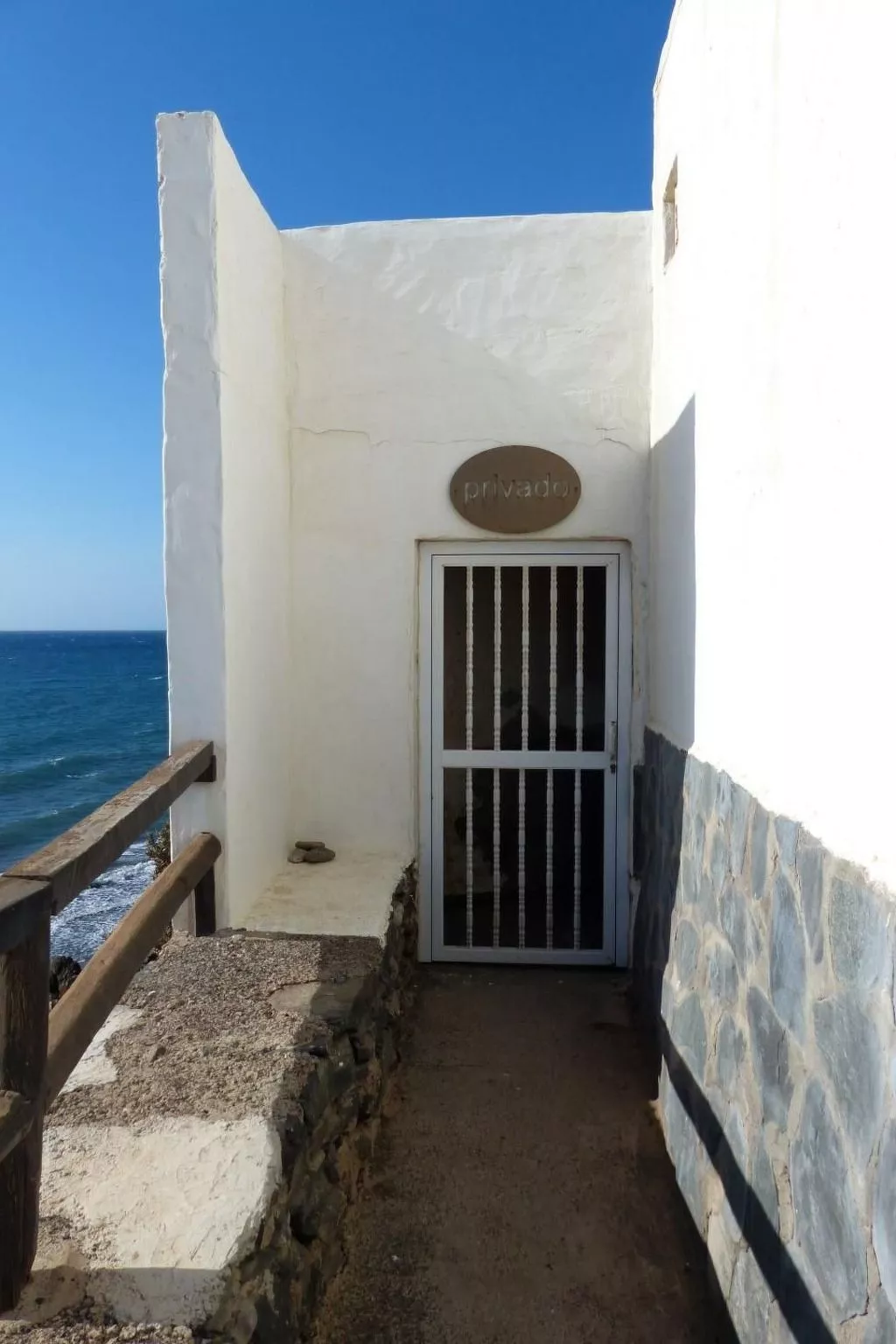 Bungalow auf einem Felsen direkt am Meer-Image-tags.info