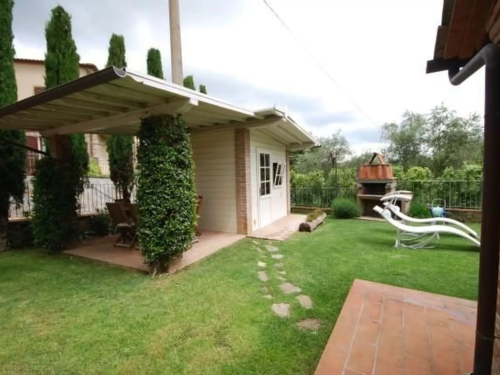 Gemütliches Ferienhaus mit Privatem Pool-Buiten