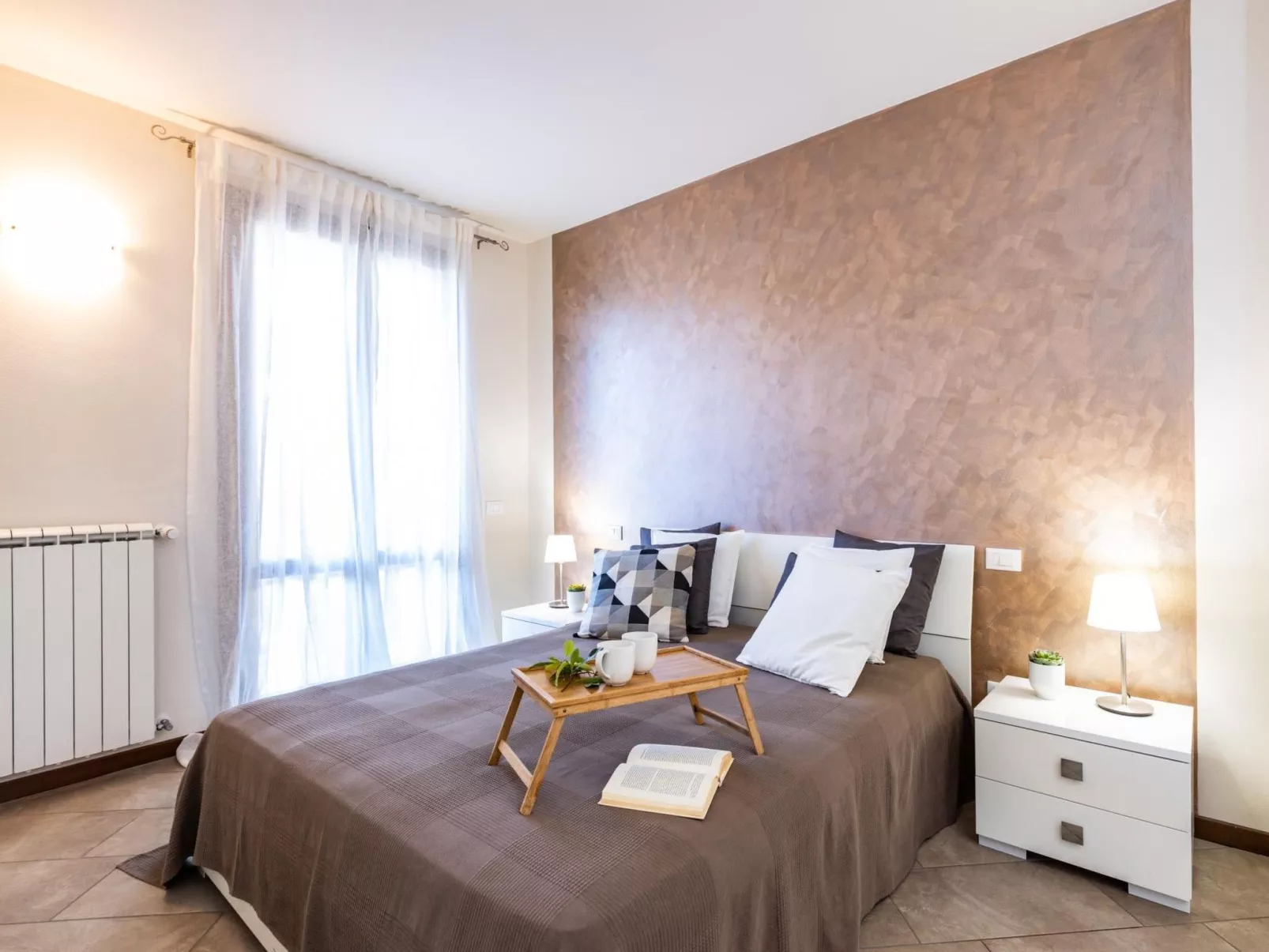 Wohnung mit separatem Eingang und kleinem privaten Innenhof.-Binnen