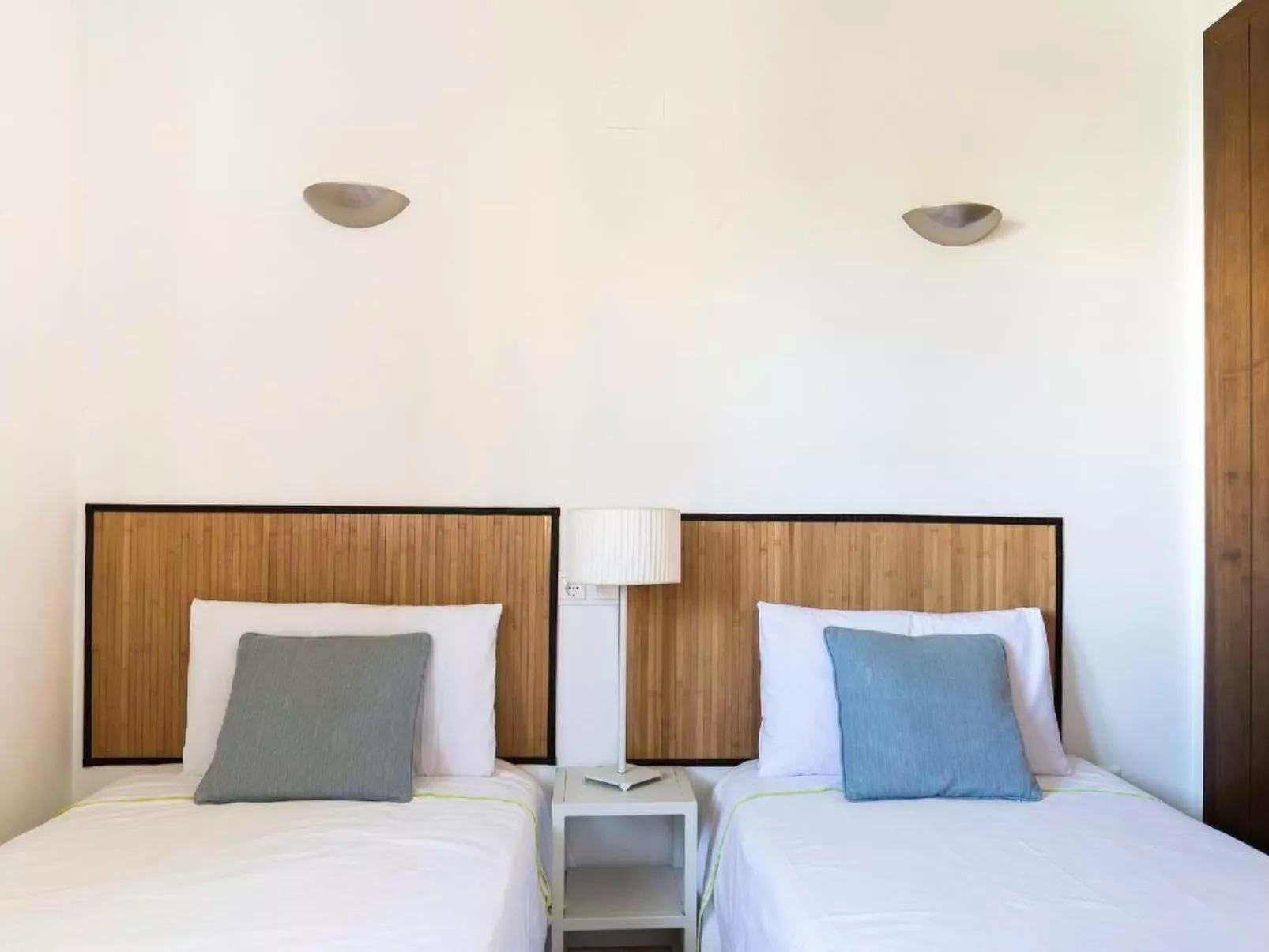 "Blue" mit Schwimmbad-Binnen