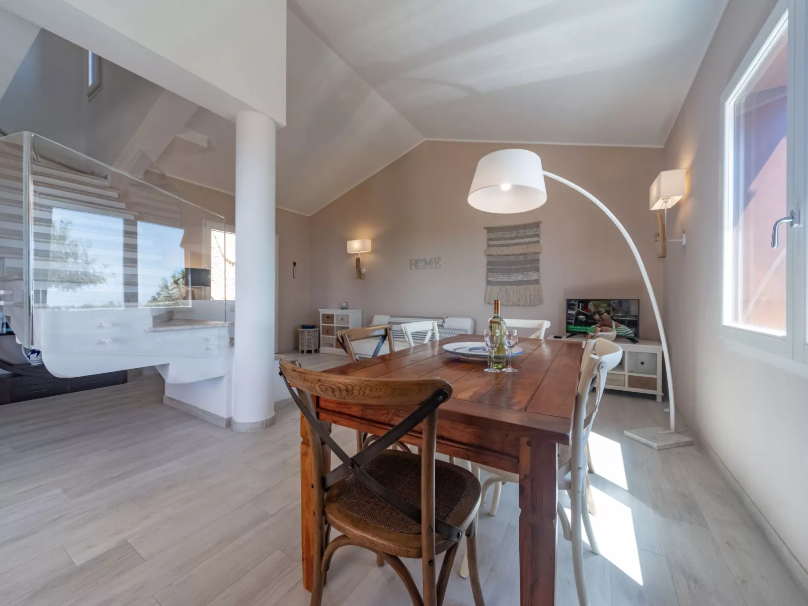 Moderne Villa mit atemberaubendem Blick auf die Küste-Binnen