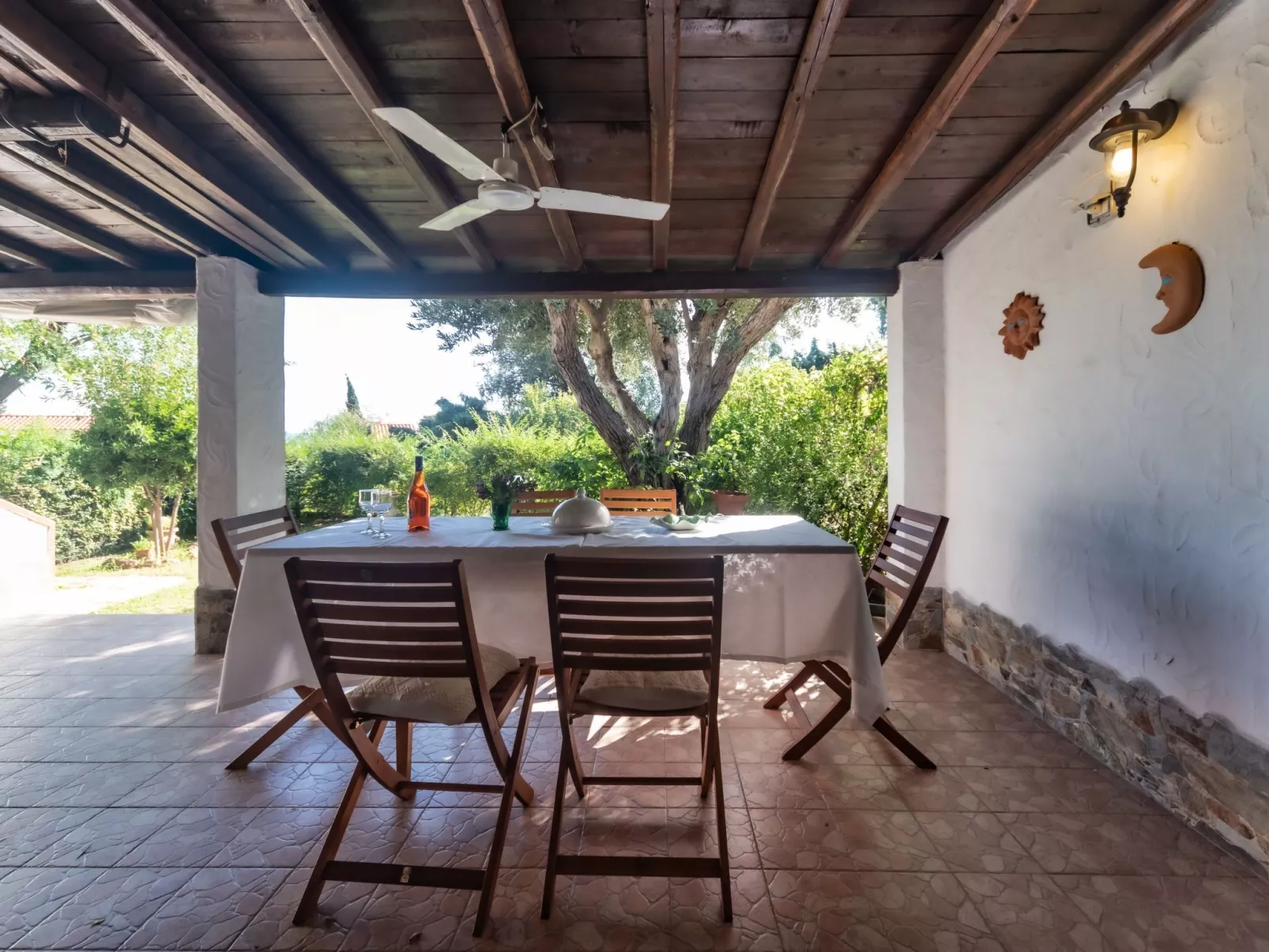 Haus in Costa Rei mit Terrasse, Garten und Grill-Buiten