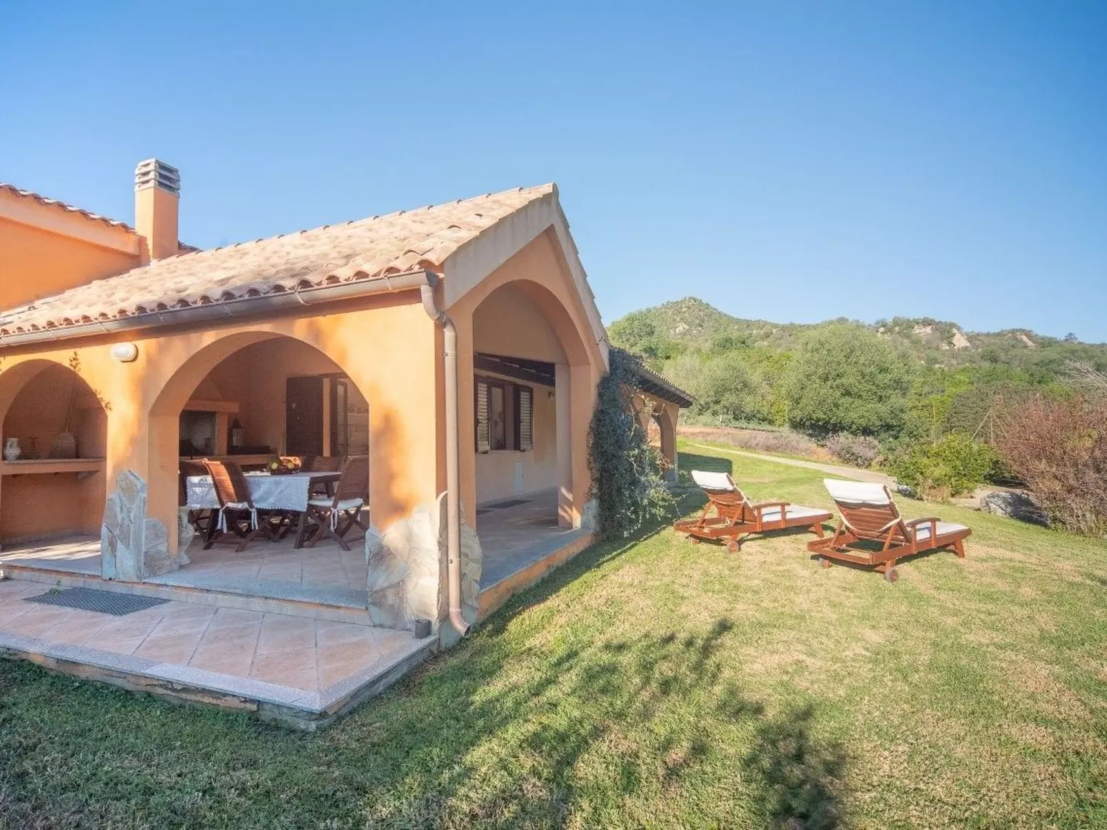 Schöne moderne Villa in privater Lage, umgeben von üppiger Natur