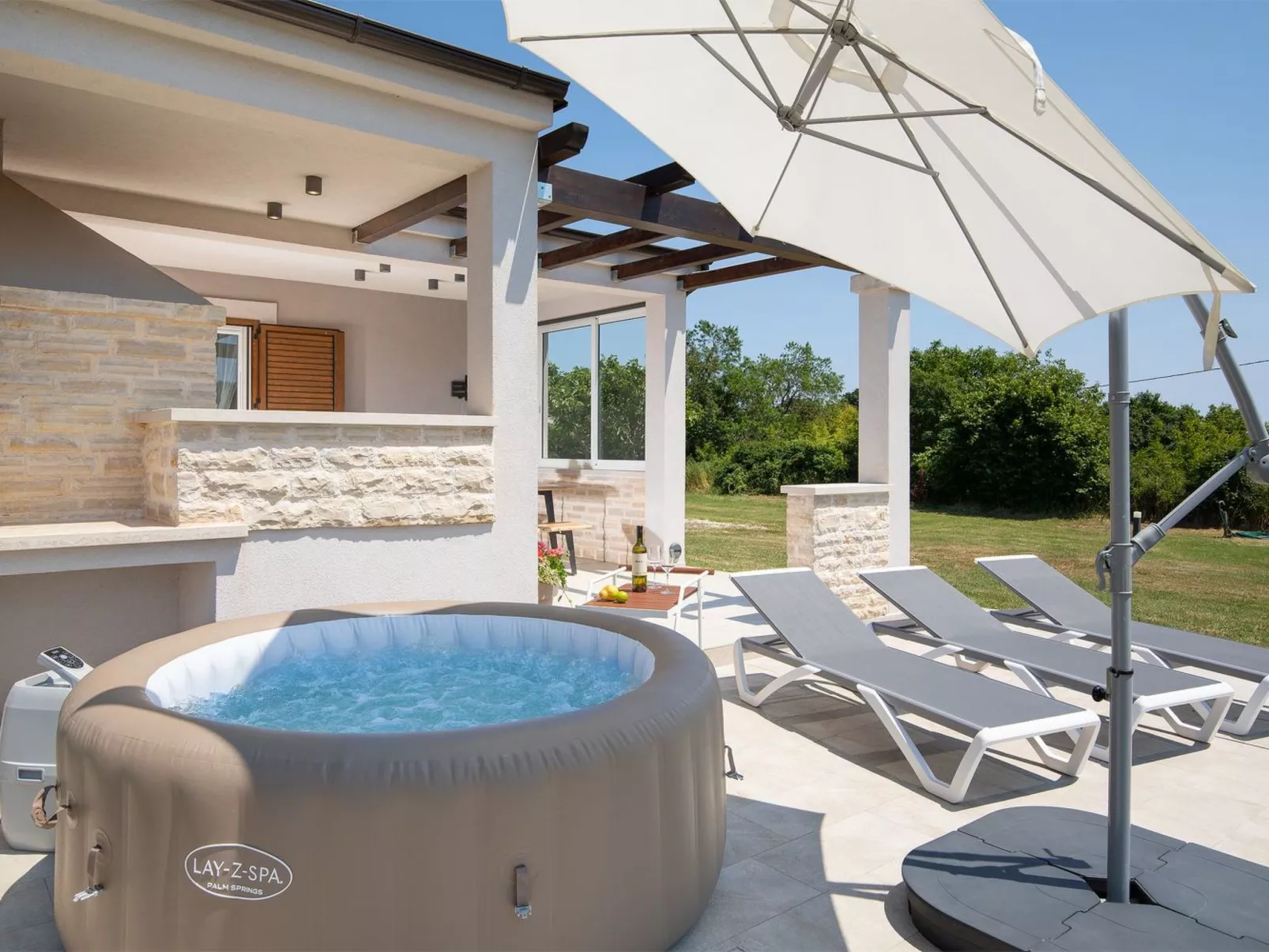 In Pomer mit Parkplatz-Buiten