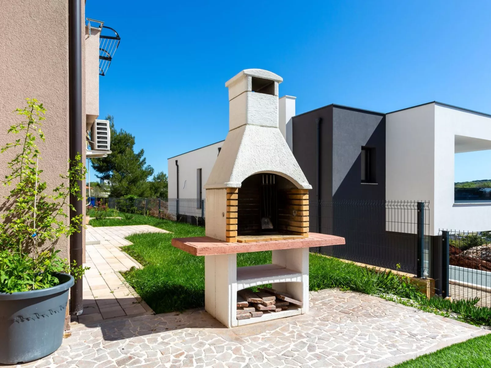 "Emira Mukalba" mit Terrasse-Image-tags.info